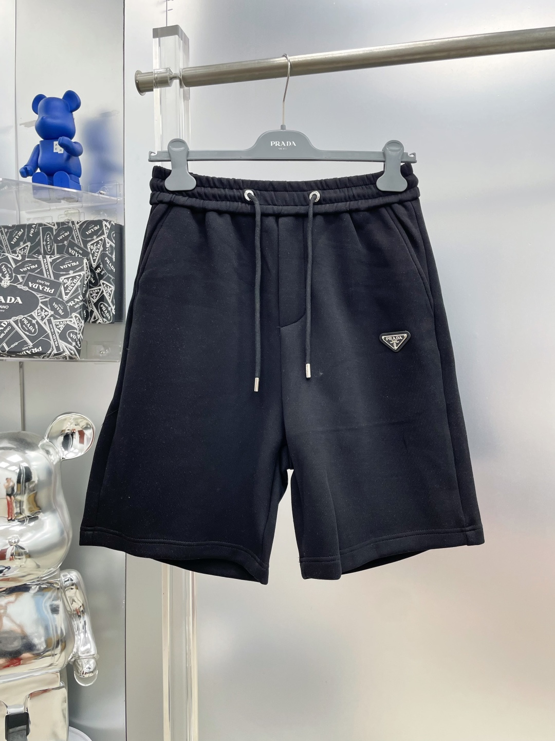 NO:935171,Prada 2026 new summer casual shorts with pockets and logo letters, MM advanced custom-made fabrics, breathable fabrics, extremely breathable, elastic and comfortable, with impeccable details, and the accessories are equipped with delicate and soft hands!  The upper body shape is awesome!  Size M-XXXL,,prada,prada,shorts,19860909Pra 普拉达 2026夏季新款口袋拼接徽标字母休闲短裤 MM 高级定制面料透气面料 透气弹力舒适度极高,细节无可挑剔,辅料配备 手感细腻柔软！上身版型超赞！ 尺码M-XXXL,,prada,prada,shorts,,Men's clothing