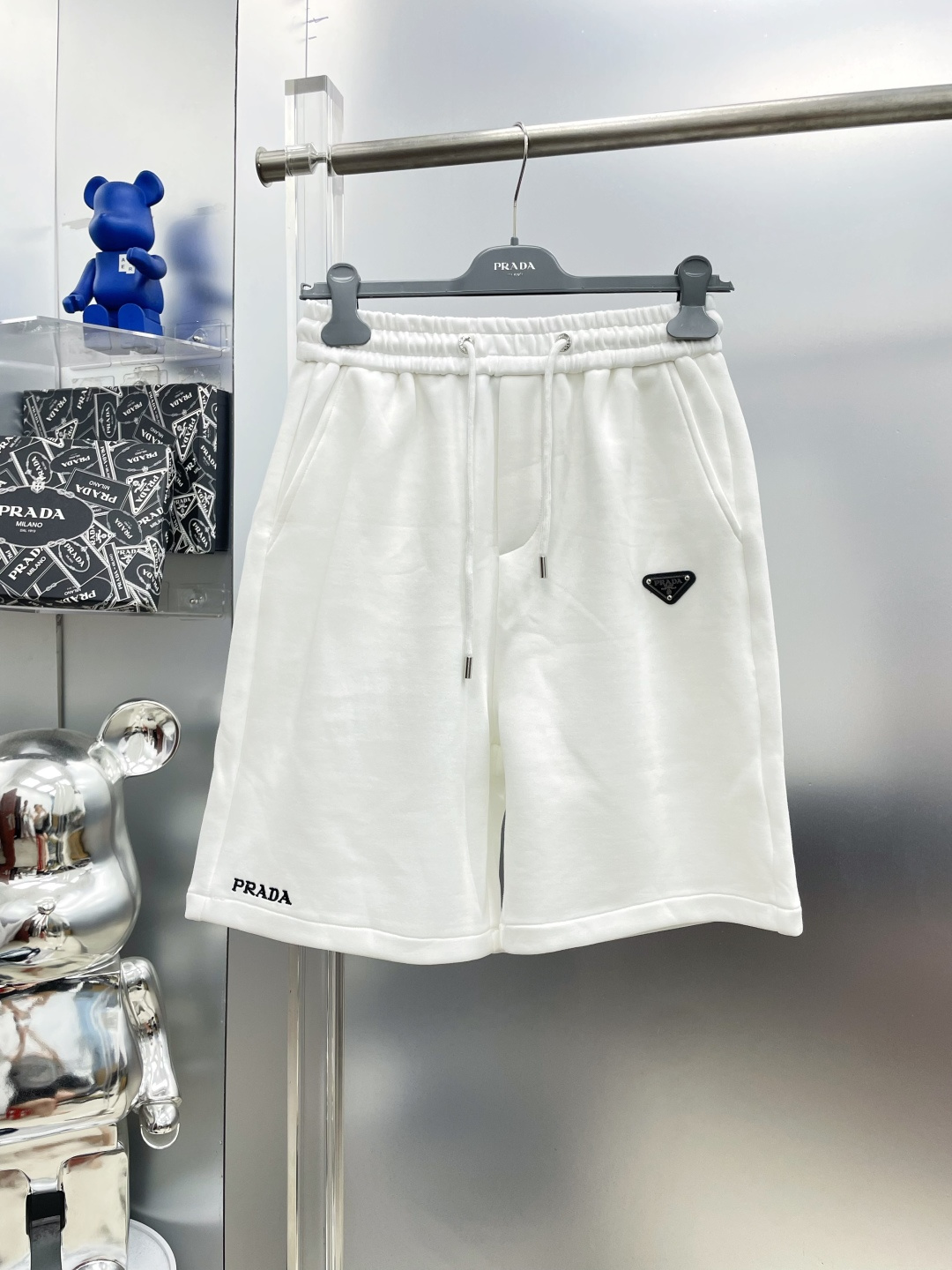 NO:935158,Prada 2026 new summer embroidered logo letter casual shorts MM advanced custom fabric breathable fabric, breathable elastic comfort, impeccable details, accessories are equipped with delicate and soft feel!  The upper body fit is awesome!  Size M-XXXL,,prada,prada,shorts,19860909Pra 普拉达 2026夏季新款刺绣徽标字母休闲短裤 MM 高级定制面料透气面料 透气弹力舒适度极高,细节无可挑剔,辅料配备 手感细腻柔软！上身版型超赞！ 尺码M-XXXL,,prada,prada,shorts,,Men's clothing