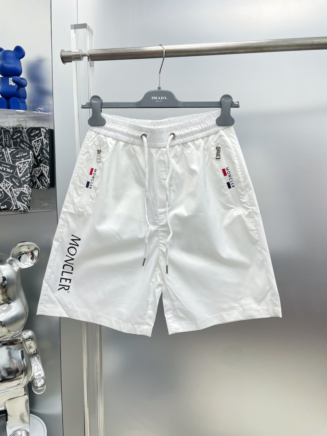 NO:935152,Mon*muzzled 2026 new summer casual shorts with printed logo and letters MM advanced custom-made breathable fabric. Breathable, stretchy and comfortable, with impeccable details. The accessories are equipped with delicate and soft feel!  The upper body shape is awesome!  Size M-XXXL,,Moncler,shorts,19860909Mon*蒙口 2026夏季新款印花徽标字母休闲短裤 MM 高级定制面料透气面料 透气弹力舒适度极高,细节无可挑剔,辅料配备 手感细腻柔软！上身版型超赞！ 尺码M-XXXL,,Moncler,shorts,,Men's clothing