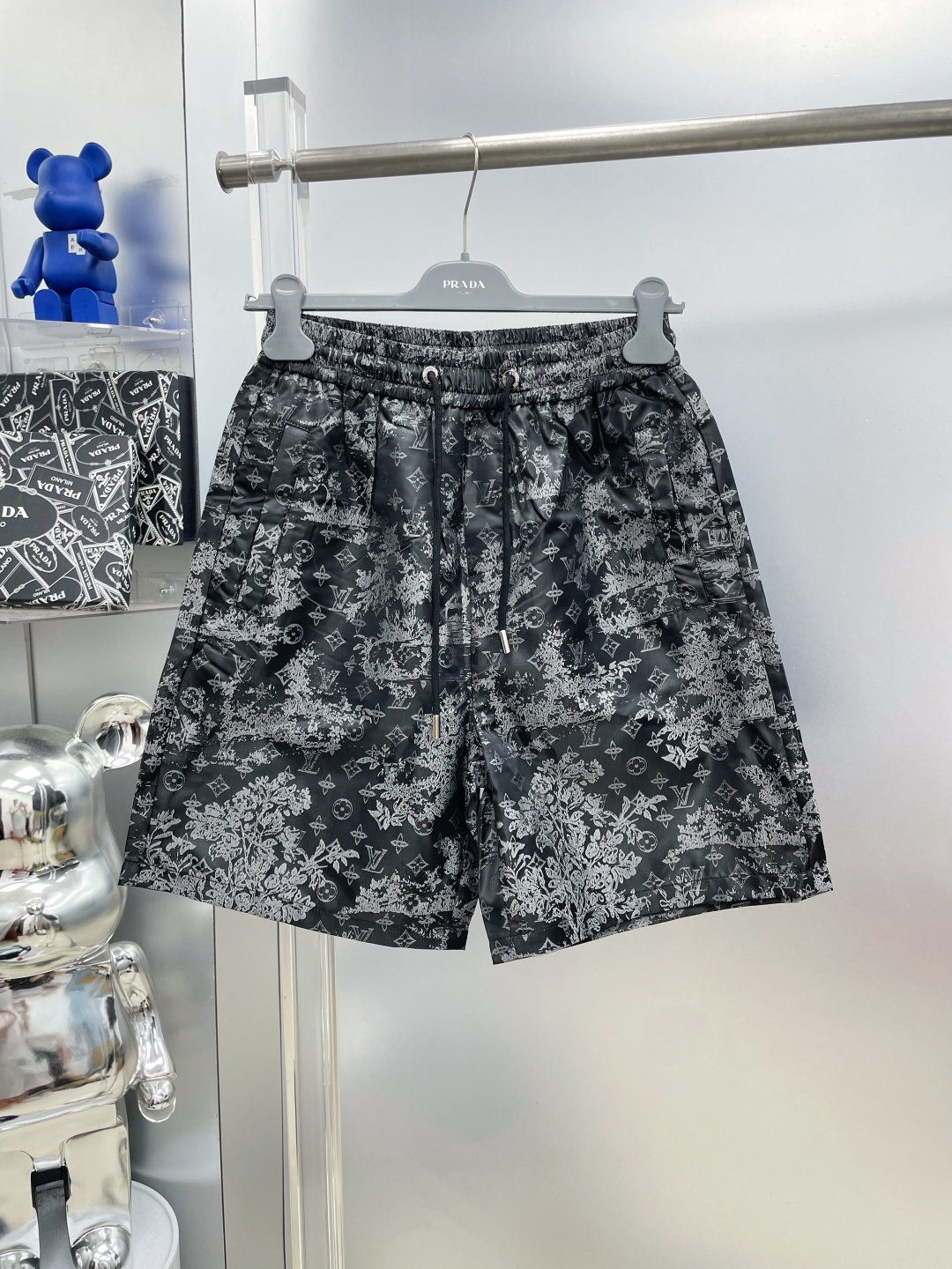 NO:935141,1v Louis 2026 new summer style casual shorts with all-over printed presbyopic letters MM advanced custom-made breathable fabric, extremely breathable, elastic and comfortable, with impeccable details, and the accessories are equipped with delicate and soft feel!  The upper body shape is awesome!  Size M-XXXL,,louis vuitton,shorts,198609091v 路易 2026夏季新款满印老花字母休闲短裤 MM 高级定制面料透气面料 透气弹力舒适度极高,细节无可挑剔,辅料配备 手感细腻柔软！上身版型超赞！ 尺码M-XXXL,,louis vuitton,shorts,,Men's clothing
