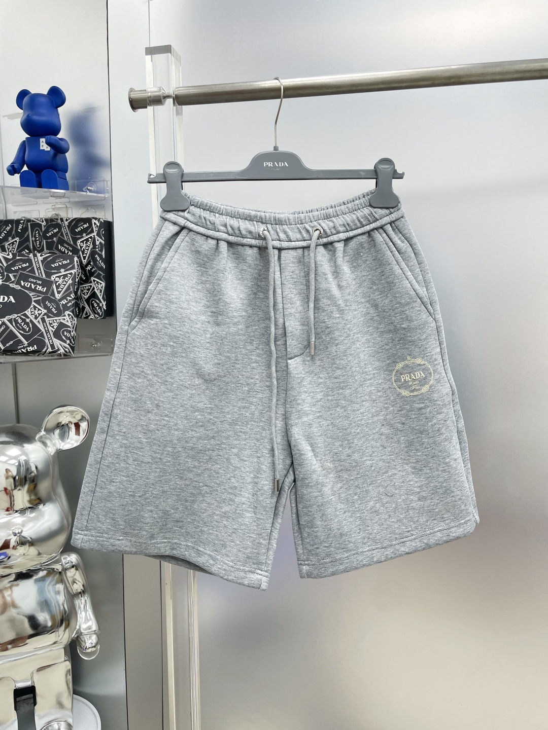 NO:935147,Prada 2026 new summer embroidered letter LOGO casual shorts MM advanced custom fabric breathable fabric, extremely breathable, elastic and comfortable, with impeccable details, and the accessories are equipped with delicate and soft feel!  The upper body fit is awesome!  Size M-XXXL,,prada,prada,shorts,19860909Pra 普拉达 2026夏季新款刺绣字母LOGO徽标字母休闲短裤 MM 高级定制面料透气面料 透气弹力舒适度极高,细节无可挑剔,辅料配备 手感细腻柔软！上身版型超赞！ 尺码M-XXXL,,prada,prada,shorts,,Men's clothing