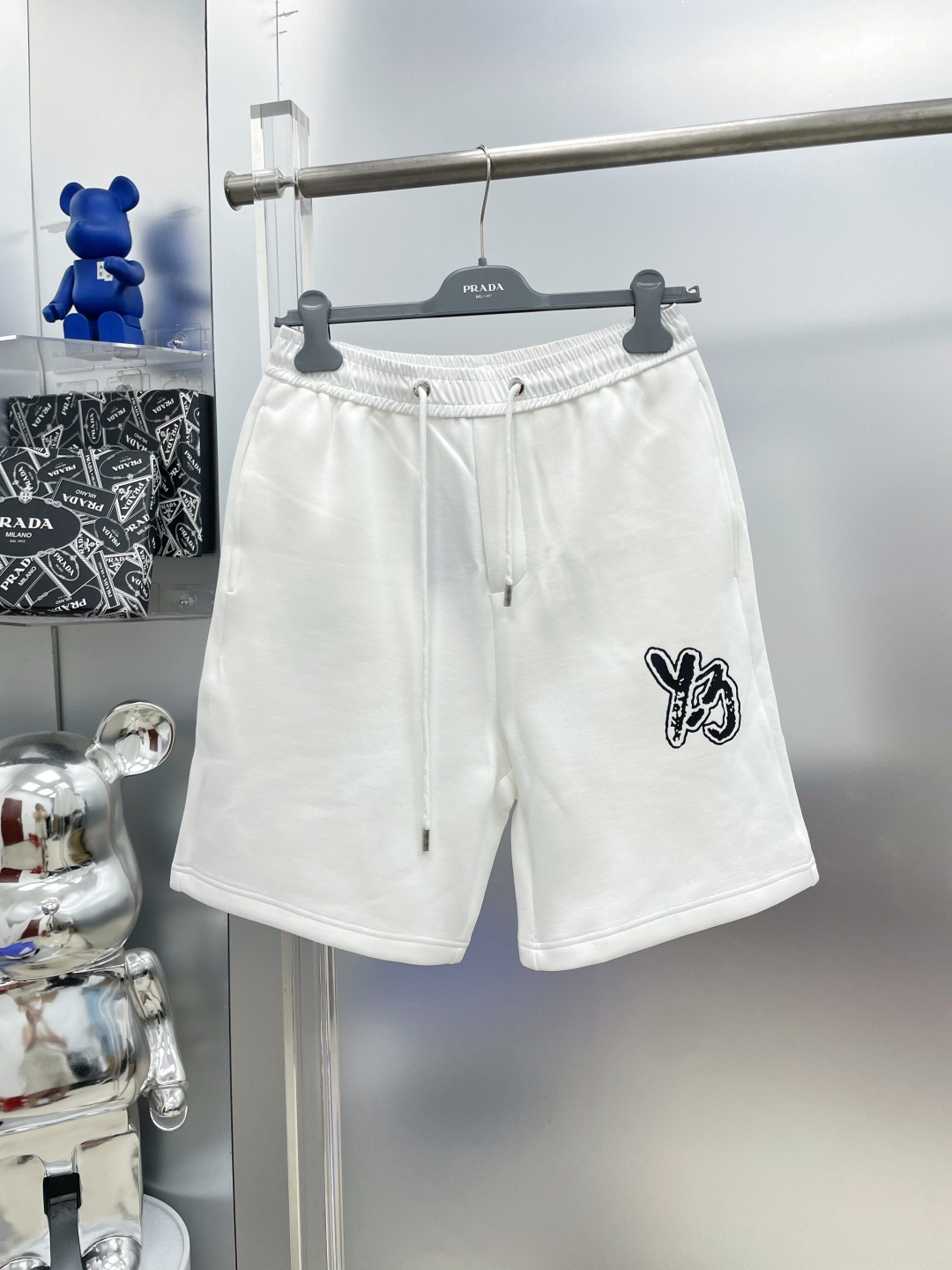 NO:935142,Y3 Yohji Yamamoto 2026 new summer casual shorts with printed letters LOGO, MM advanced custom fabrics, breathable fabrics, extremely breathable, elastic and comfortable, with impeccable details, and the accessories are equipped with delicate and soft feel!  The upper body shape is awesome!  Size M-XXXL,,shorts,19860909Y3 山本耀司 2026夏季新款印花字母LOGO徽标字母休闲短裤 MM 高级定制面料透气面料 透气弹力舒适度极高,细节无可挑剔,辅料配备 手感细腻柔软！上身版型超赞！ 尺码M-XXXL,,shorts,,Men's clothing