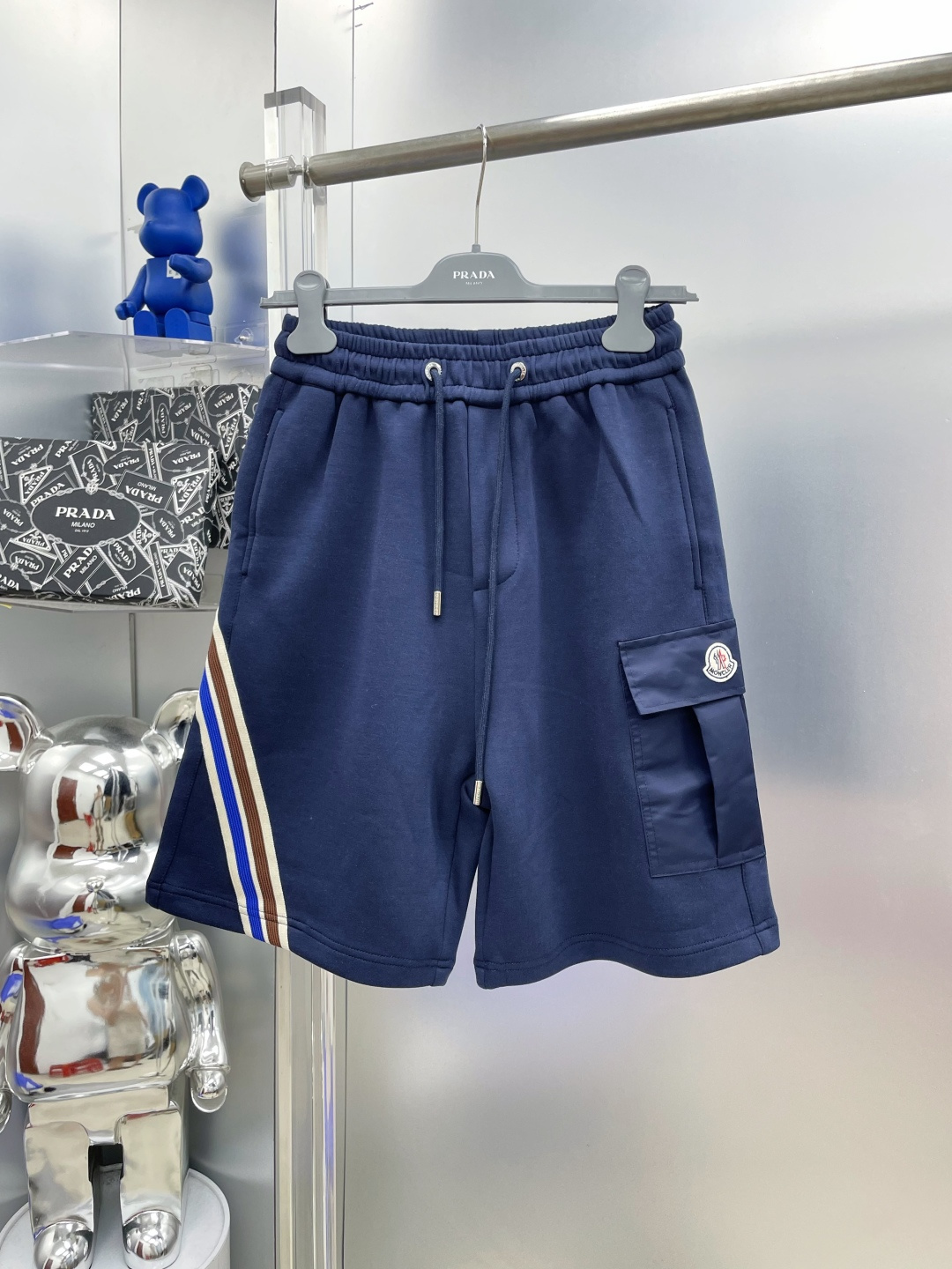 NO:935137,Mon*muzzle 2026 new summer style casual shorts with webbing stitching and embroidered letters LOGO letters MM advanced custom-made breathable fabrics, extremely breathable, stretchy and comfortable, with impeccable details, and the accessories are equipped with delicate and soft feel!  The upper body shape is awesome!  Size M-XXXL,,Moncler,shorts,19860909Mon*蒙口 2026夏季新款织带拼接刺绣字母LOGO徽标字母休闲短裤 MM 高级定制面料透气面料 透气弹力舒适度极高,细节无可挑剔,辅料配备 手感细腻柔软！上身版型超赞！ 尺码M-XXXL,,Moncler,shorts,,Men's clothing