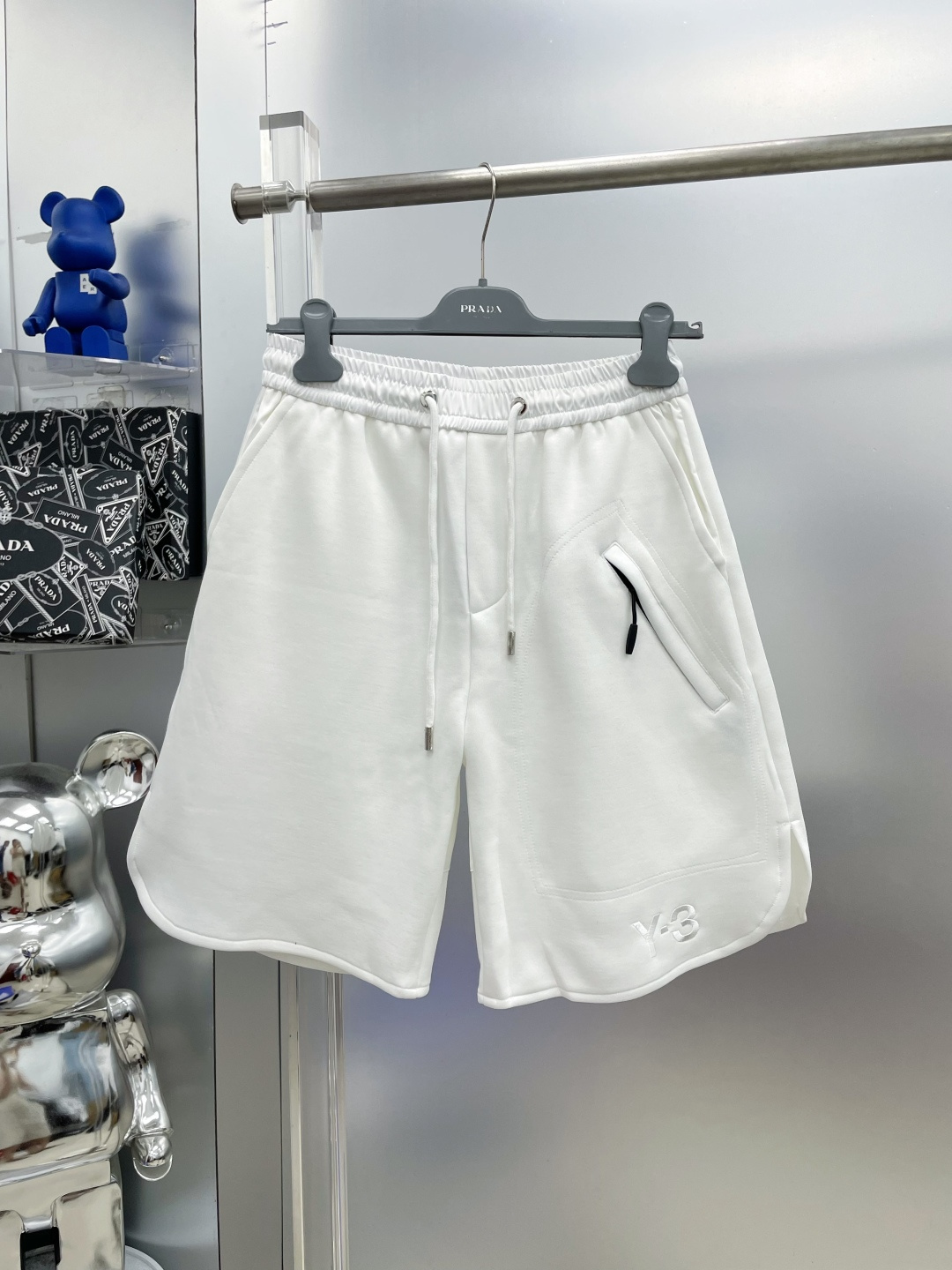 NO:935188,Y3 Yohji Yamamoto 2026 new summer nylon splicing embroidered letters LOGO casual shorts MM advanced custom-made breathable fabrics, extremely breathable, elastic and comfortable, with impeccable details, and the accessories are equipped with delicate and soft feel!  The upper body shape is awesome!  Size M-XXXL,,shorts,19860909Y3 山本耀司 2026夏季新款尼龙拼接刺绣字母LOGO徽标字母休闲短裤 MM 高级定制面料透气面料 透气弹力舒适度极高,细节无可挑剔,辅料配备 手感细腻柔软！上身版型超赞！ 尺码M-XXXL,,shorts,,Men's clothing