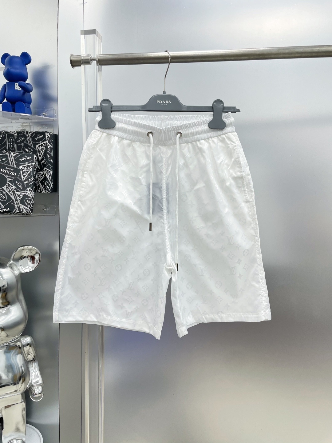 NO:935176,1v Louis 2026 new summer style casual shorts with all-over presbyopia LOGO letters MM advanced custom-made breathable fabric, extremely breathable, elastic and comfortable, with impeccable details, and the accessories are equipped with delicate and soft feel!  The upper body fit is awesome!  Size M-XXXL,,louis vuitton,shorts,198609091v 路易 2026夏季新款满印老花LOGO徽标字母休闲短裤 MM 高级定制面料透气面料 透气弹力舒适度极高,细节无可挑剔,辅料配备 手感细腻柔软！上身版型超赞！ 尺码M-XXXL,,louis vuitton,shorts,,Men's clothing
