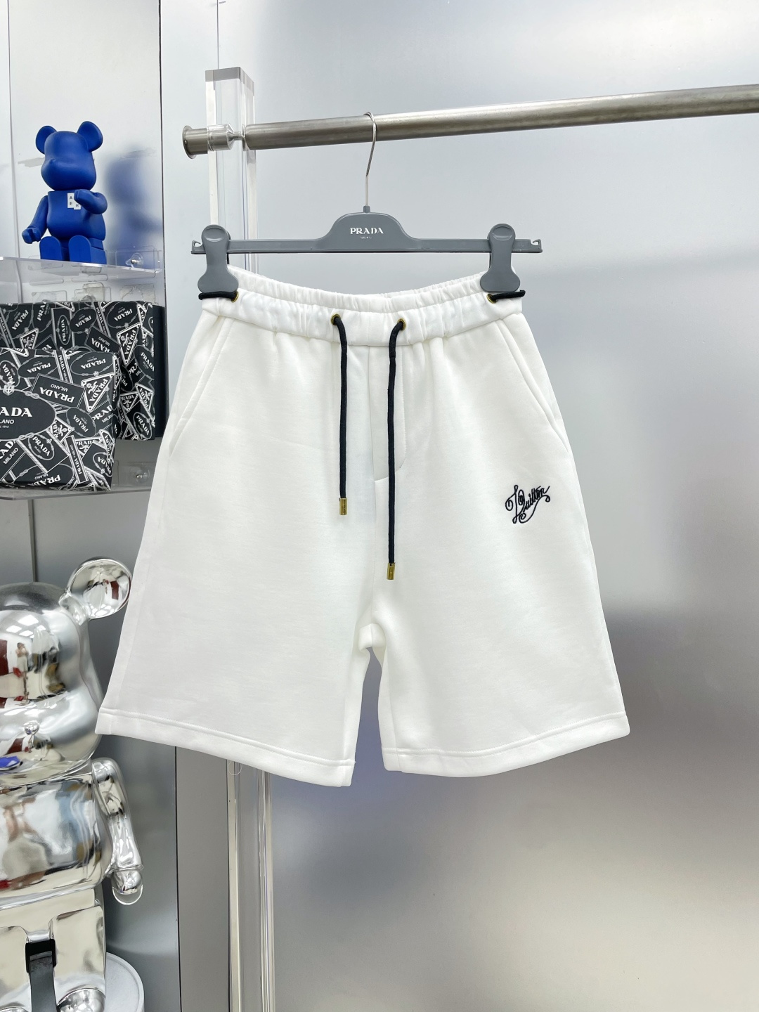 NO:935182,1v Louis 2026 new summer embroidered letter LOGO casual shorts MM advanced custom fabric breathable fabric, extremely breathable, elastic and comfortable, with impeccable details, and the accessories are equipped with delicate and soft feel!  The upper body fit is awesome!  Size M-XXXL,,louis vuitton,shorts,198609091v 路易 2026夏季新款刺绣字母LOGO徽标字母休闲短裤 MM 高级定制面料透气面料 透气弹力舒适度极高,细节无可挑剔,辅料配备 手感细腻柔软！上身版型超赞！ 尺码M-XXXL,,louis vuitton,shorts,,Men's clothing