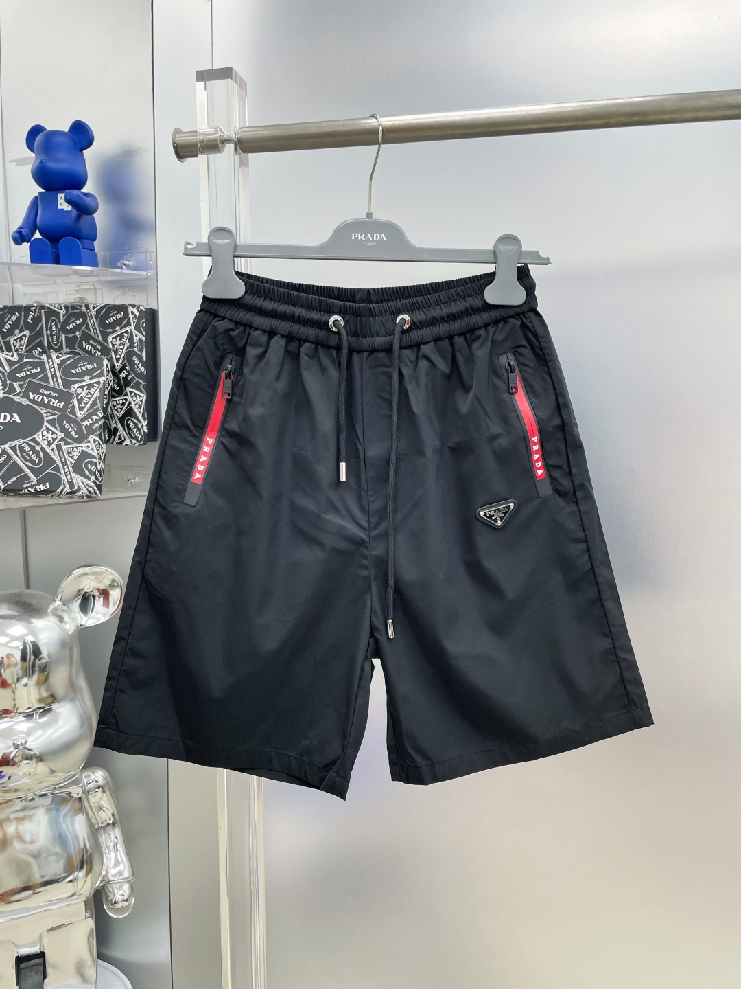 NO:935164,Prada 2026 new summer casual shorts with pockets and logo letters, MM advanced custom-made fabrics, breathable fabrics, extremely breathable, elastic and comfortable, with impeccable details, and the accessories are equipped with delicate and soft hands!  The upper body fit is awesome!  Size M-XXXL,,prada,prada,shorts,19860909Pra 普拉达 2026夏季新款口袋拼接徽标字母休闲短裤 MM 高级定制面料透气面料 透气弹力舒适度极高,细节无可挑剔,辅料配备 手感细腻柔软！上身版型超赞！ 尺码M-XXXL,,prada,prada,shorts,,Men's clothing