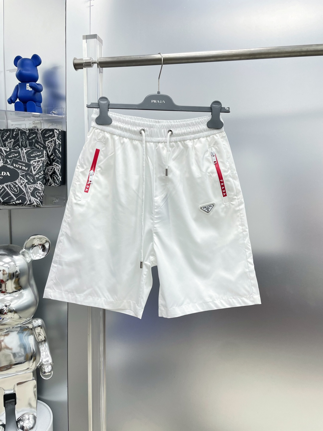 NO:935172,Prada 2026 new summer casual shorts with pockets and logo letters, MM advanced custom-made fabrics, breathable fabrics, extremely breathable, elastic and comfortable, with impeccable details, and the accessories are equipped with delicate and soft hands!  The upper body fit is awesome!  Size M-XXXL,,prada,prada,shorts,19860909Pra 普拉达 2026夏季新款口袋拼接徽标字母休闲短裤 MM 高级定制面料透气面料 透气弹力舒适度极高,细节无可挑剔,辅料配备 手感细腻柔软！上身版型超赞！ 尺码M-XXXL,,prada,prada,shorts,,Men's clothing