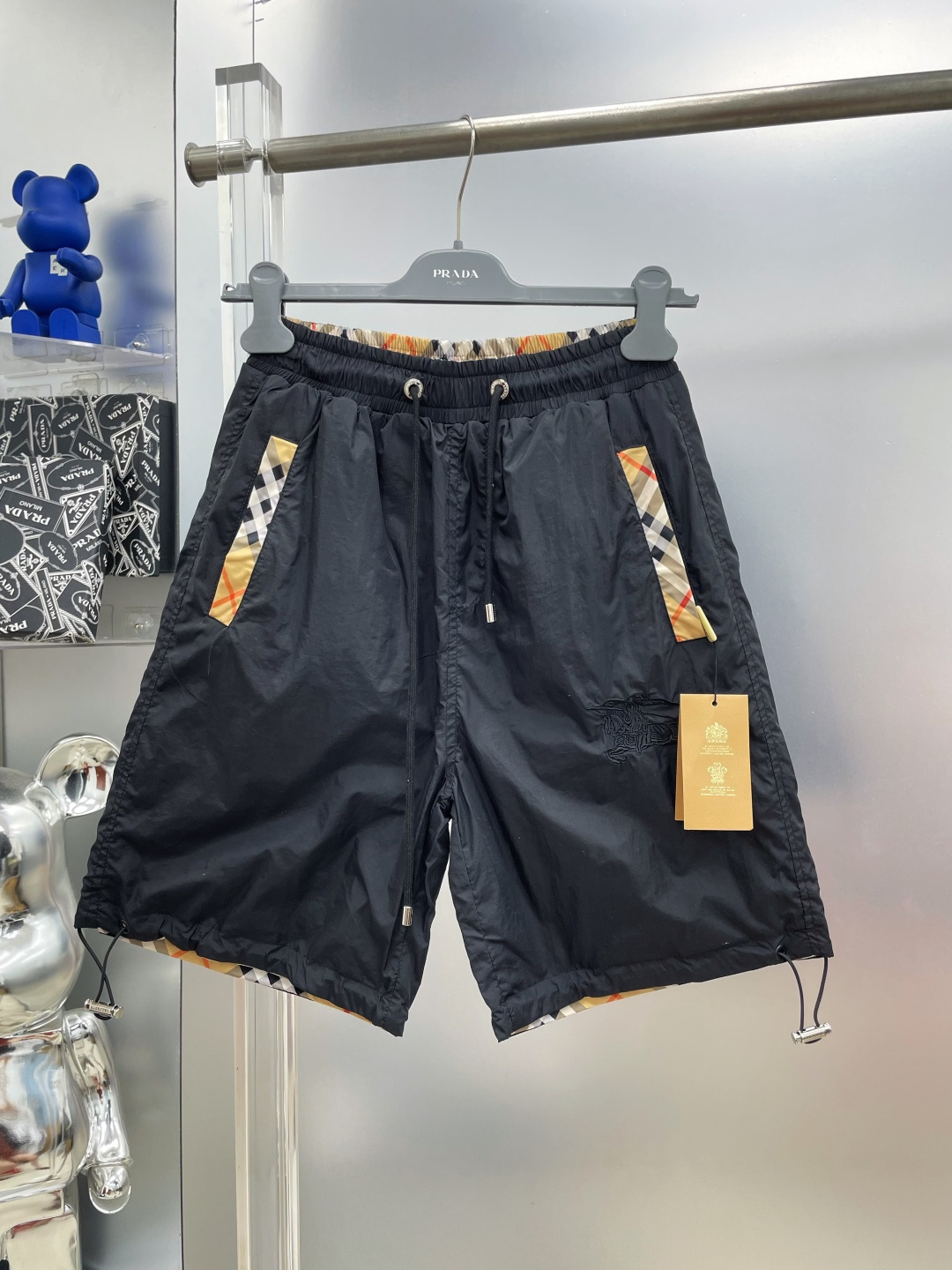 NO:935153,BBR Burberry 2026 Summer New War Horse Embroidered Letters LOGO Casual Shorts MM Advanced Customized Fabric Breathable Fabric High Breathability, Elasticity and Comfort, Impeccable Details, Accessories Equipped with Delicate and Soft Feel!  The upper body shape is awesome!  Size M-XXXL,,burberry,shorts,19860909BBR 巴宝莉 2026夏季新款战马刺绣字母LOGO徽标字母休闲短裤 MM 高级定制面料透气面料 透气弹力舒适度极高,细节无可挑剔,辅料配备 手感细腻柔软！上身版型超赞！ 尺码M-XXXL,,burberry,shorts,,Men's clothing