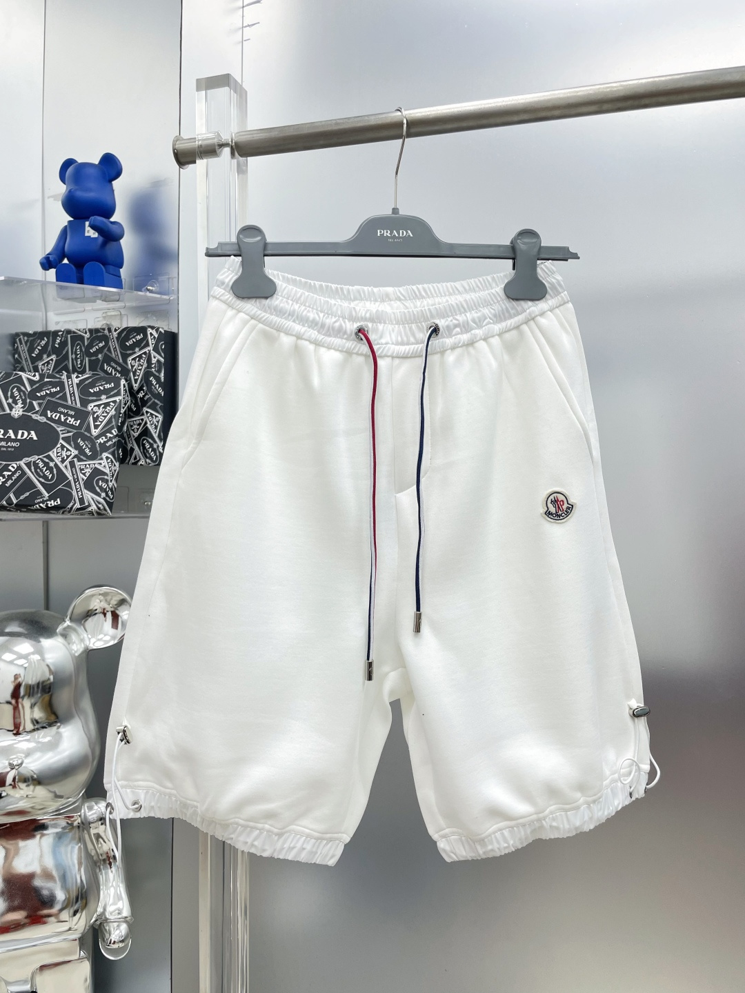 NO:935159,Mon 2026 summer new casual shorts with letters LOGO and letters MM advanced custom-made fabrics and breathable fabrics. Highly breathable, elastic and comfortable, with impeccable details. The accessories are equipped with delicate and soft feel!  The upper body shape is awesome!  Size M-XXXL,,Moncler,shorts,19860909Mon 蒙口 2026夏季新款字母LOGO徽标字母休闲短裤 MM 高级定制面料透气面料 透气弹力舒适度极高,细节无可挑剔,辅料配备 手感细腻柔软！上身版型超赞！ 尺码M-XXXL,,Moncler,shorts,,Men's clothing