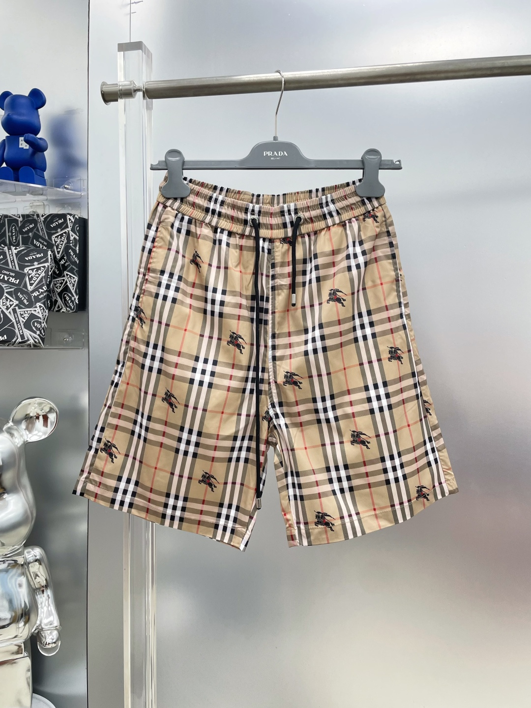 NO:935165,BBR Burberry 2026 Summer New War Horse Fully Printed Logo Logo Letters Casual Shorts MM Advanced Customized Fabric Breathable Fabric High Breathability, Elasticity and Comfort, Impeccable Details, Accessories Equipped with Delicate and Soft Feel!  The upper body shape is awesome!  Size M-XXXL,,burberry,shorts,19860909BBR 巴宝莉 2026夏季新款战马满印LOGO徽标字母休闲短裤 MM 高级定制面料透气面料 透气弹力舒适度极高,细节无可挑剔,辅料配备 手感细腻柔软！上身版型超赞！ 尺码M-XXXL,,burberry,shorts,,Men's clothing