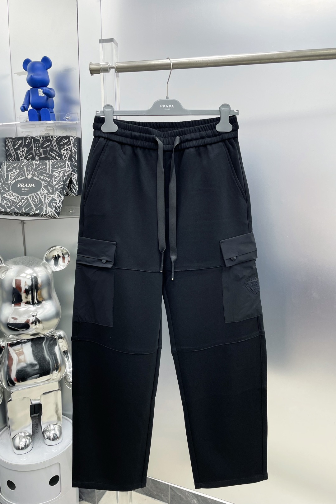 P310 Pra Prada 2026, los pantalones casuales y los pantalones DD con el nuevo logo de la marca de primavera están a la …
