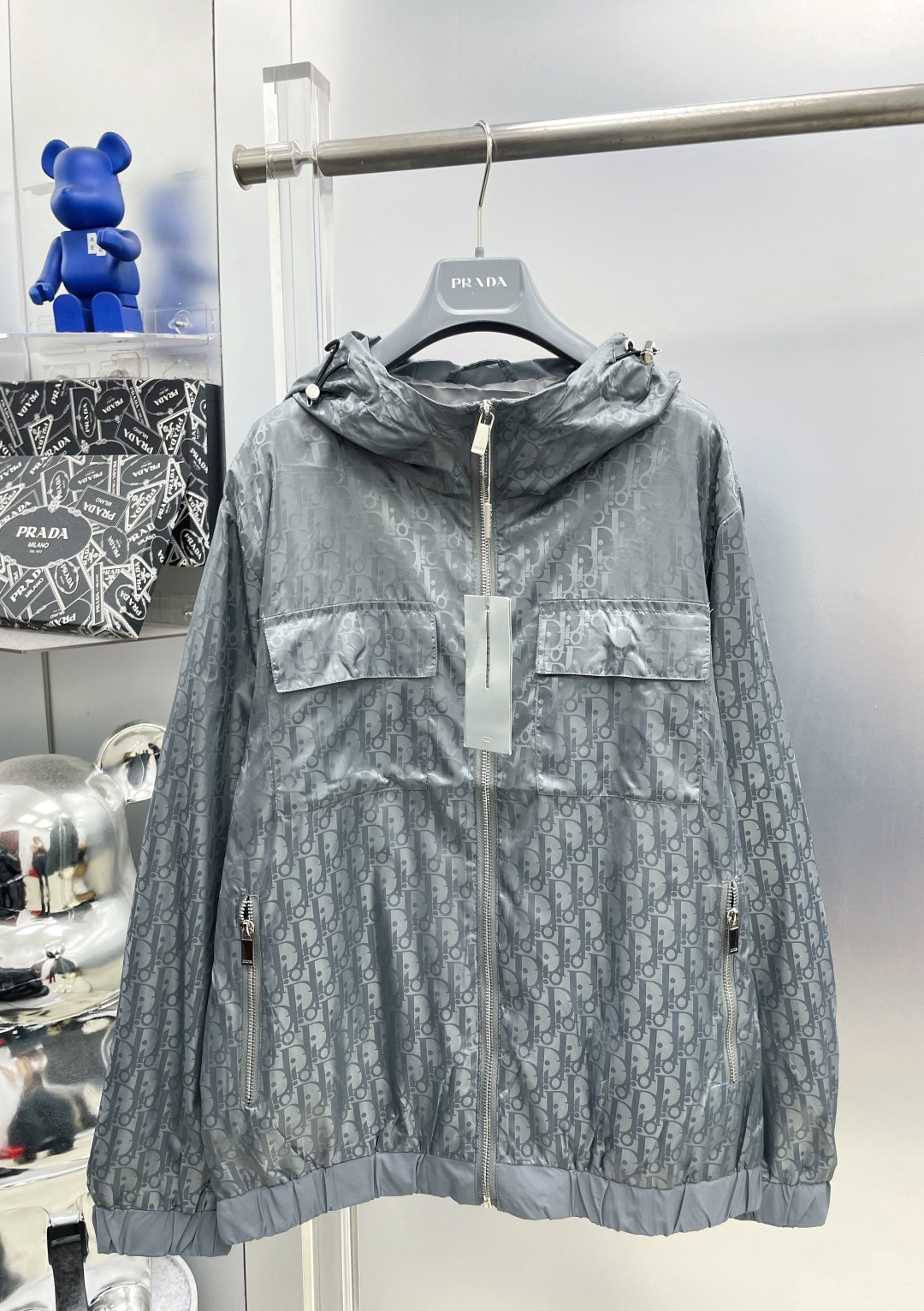 NO:954613,Di Di 2026ss new autumn and winter full-print presbyopic Cd letter zipper windbreaker hooded jacket MM three-label complete high-end version counter-customized fabrics with high breathability and comfort, impeccable details, brand element design concept, reflecting high quality. The hand feels delicate and soft. It presents casual tailoring, and the upper body shape is great. Size M～3XL,, jackets & coats, hats,19860909Di 迪 2026ss秋冬新款满印老花Cd字母拉链风衣连帽外套 MM 三标齐全高端版本 专柜定制面料 透气舒适度高,细节无可挑剔,品牌元素设计理念,体现高品质.手感细腻柔软 呈现休闲裁剪,上身版型超赞 码数M～3XL,,jackets & coats,hats,,Men's clothing