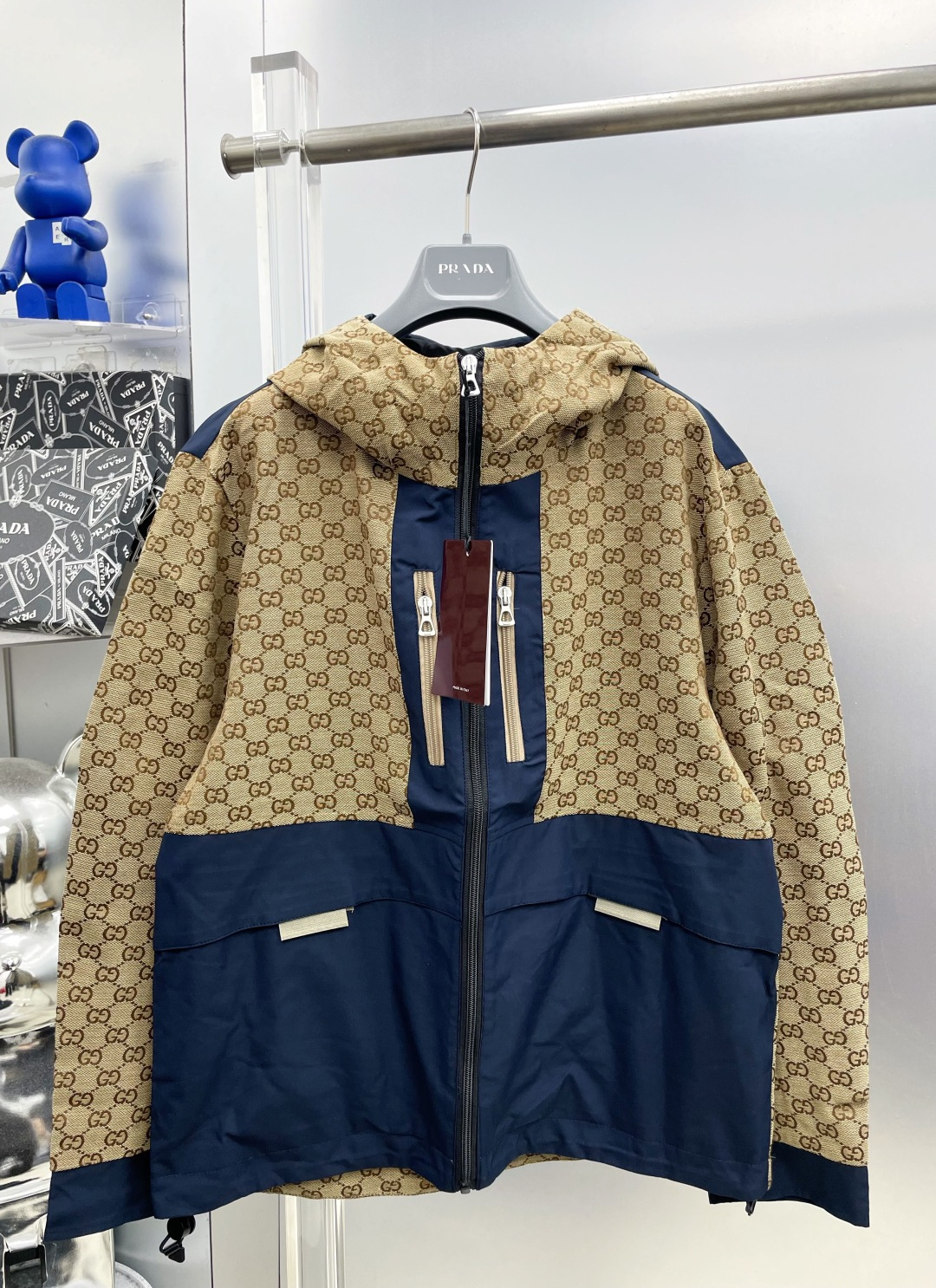 NO:954622,Gu*ss 2026 new autumn and winter contrast color stitching presbyopic GG letter zipper denim jacket hooded jacket MM three-label complete high-end version counter custom fabrics High breathability and comfort, impeccable details, brand element design concept, reflecting high quality. Delicate and soft hand feel, casual tailoring, excellent upper body fit, size M～3XL,,jackets & coats,jackets & coats,hats,19860909Gu*古 2026ss秋冬新款撞色拼接老花GG字母拉链牛仔夹克连帽外套 MM 三标齐全高端版本 专柜定制面料 透气舒适度高,细节无可挑剔,品牌元素设计理念,体现高品质.手感细腻柔软 呈现休闲裁剪,上身版型超赞 码数M～3XL,,jackets & coats,jackets & coats,hats,,Men's clothing