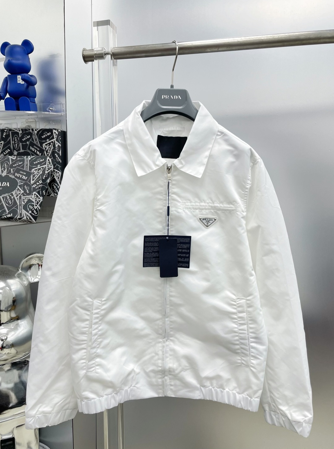 NO:954657,Prada 2026ss new autumn and winter metal triangle logo zipper nylon jacket MM three-label complete high-end version. Custom-made fabrics at the counter. Highly breathable and comfortable, impeccable details, brand element design concept, reflecting high quality. It feels delicate and soft. It presents casual tailoring and the upper body shape is great. Size M～3XL,,prada,prada,jackets & coats,jackets & coats,19860909Pra 普拉达 2026ss秋冬新款金属三角标拉链尼龙夹克外套 MM 三标齐全高端版本 专柜定制面料 透气舒适度高,细节无可挑剔,品牌元素设计理念,体现高品质.手感细腻柔软 呈现休闲裁剪,上身版型超赞 码数M～3XL,,prada,prada,jackets & coats,jackets & coats,,Men's clothing