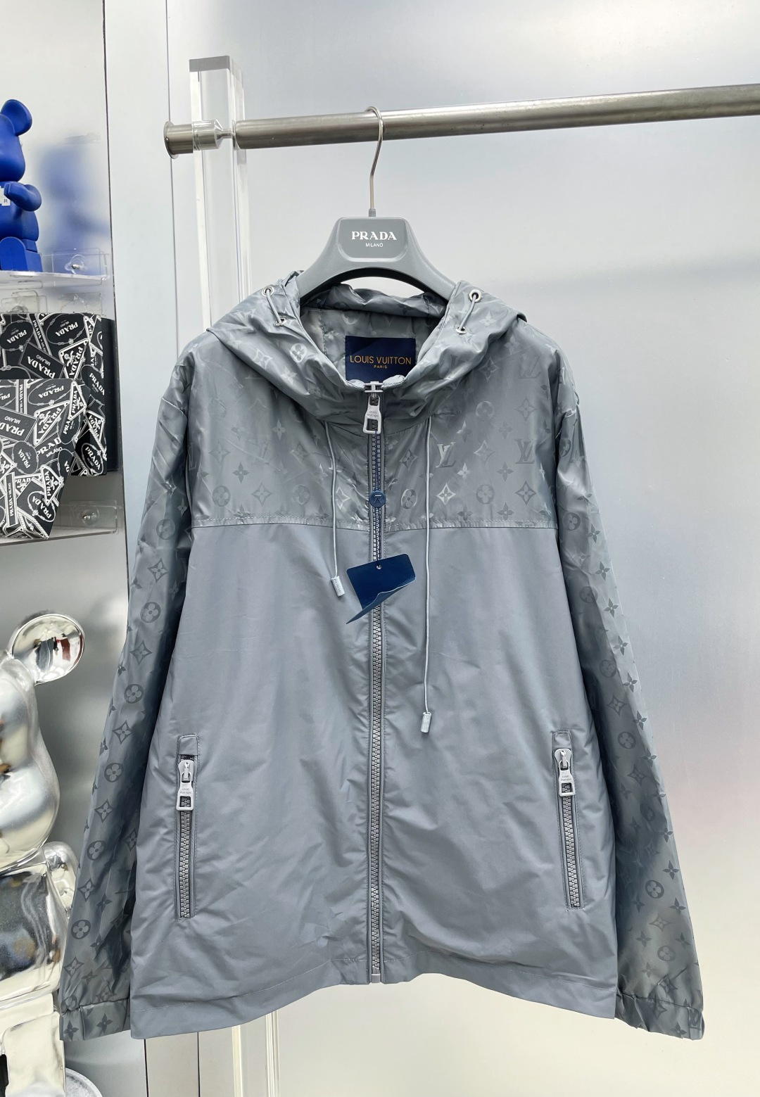 NO:954666,1v Louis 2026ss new style autumn and winter spliced ​​presbyopic letter zipper windbreaker hooded jacket MM three-label complete high-end version counter custom fabrics High breathability and comfort, impeccable details, brand element design concept, reflecting high quality. Delicate and soft feel, casual tailoring, excellent upper body size M～3XL,, louis vuitton, jackets & coats, hats,198609091v 路易 2026ss秋冬新款拼接老花字母拉链风衣连帽外套 MM 三标齐全高端版本 专柜定制面料 透气舒适度高,细节无可挑剔,品牌元素设计理念,体现高品质.手感细腻柔软 呈现休闲裁剪,上身版型超赞 码数M～3XL,,louis vuitton,jackets & coats,hats,,Men's clothing