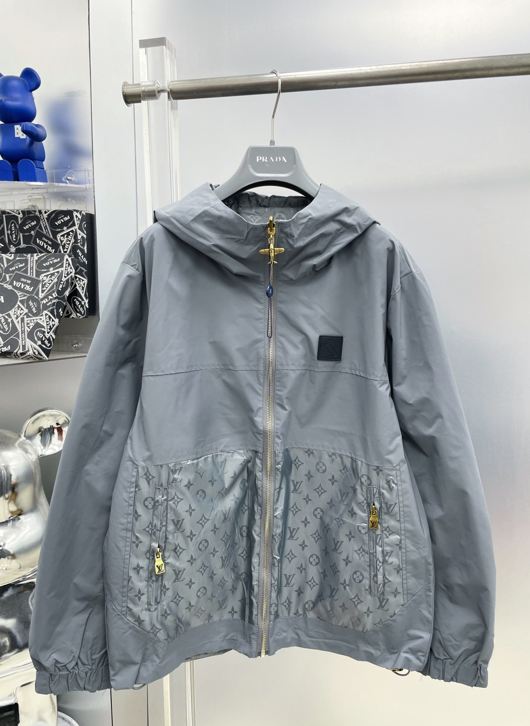 NO:954676,1v Louis 2026ss new autumn and winter reversible splicing presbyopic letter zipper windbreaker hooded jacket MM three-label complete high-end version counter custom fabrics with high breathability and comfort, impeccable details, brand element design concept, reflecting high quality. It feels delicate and soft, showing casual tailoring, and the upper body shape is awesome. Size M～3XL,, louis vuitton, jackets & coats, hats,198609091v 路易 2026ss秋冬新款两面穿拼接老花字母拉链风衣连帽外套 MM 三标齐全高端版本 专柜定制面料 透气舒适度高,细节无可挑剔,品牌元素设计理念,体现高品质.手感细腻柔软 呈现休闲裁剪,上身版型超赞 码数M～3XL,,louis vuitton,jackets & coats,hats,,Men's clothing