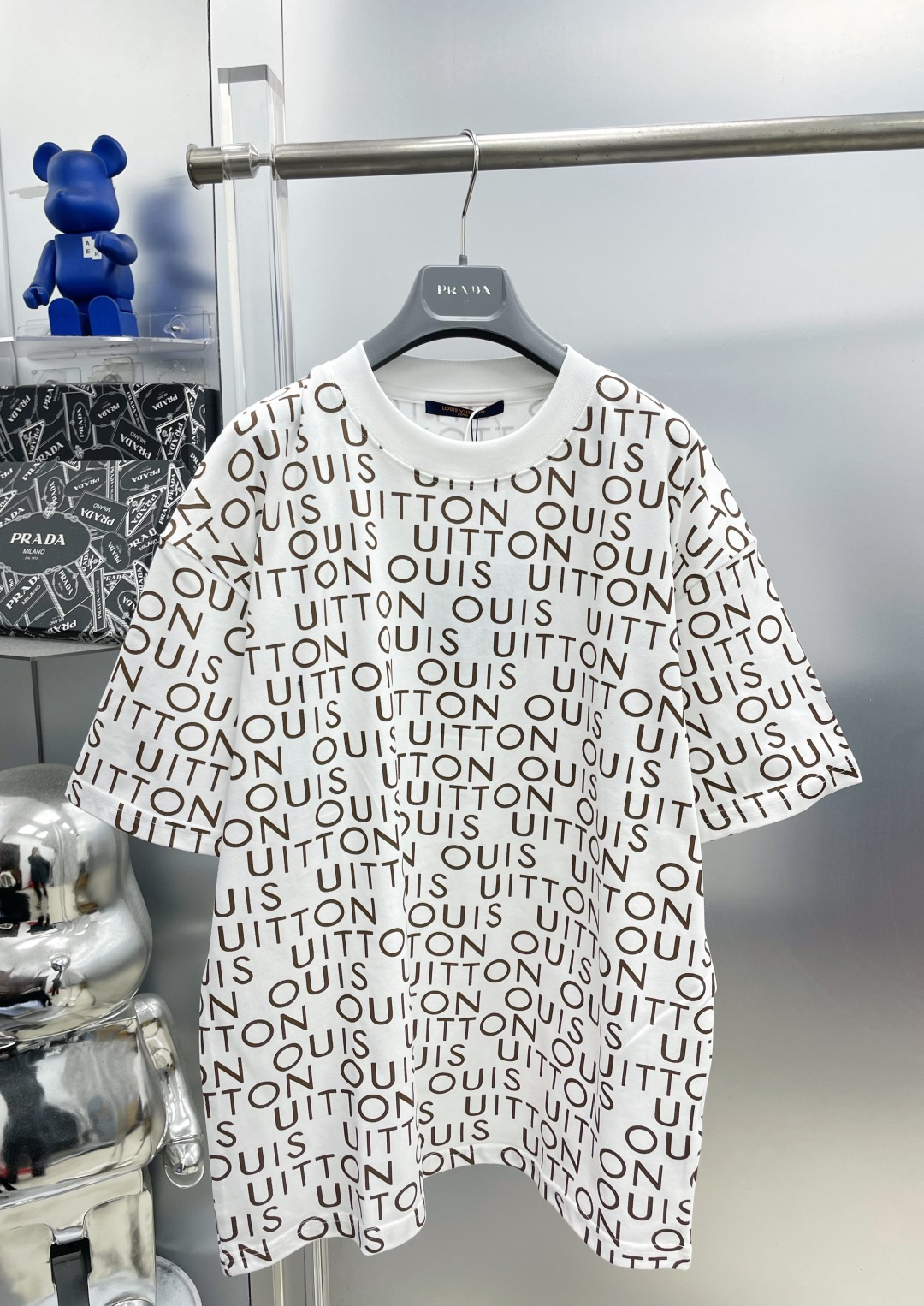 P90 1v Louis 26FW Camiseta de manga corta con logo de bombardeo de letras con estampado completo de primavera y verano …
