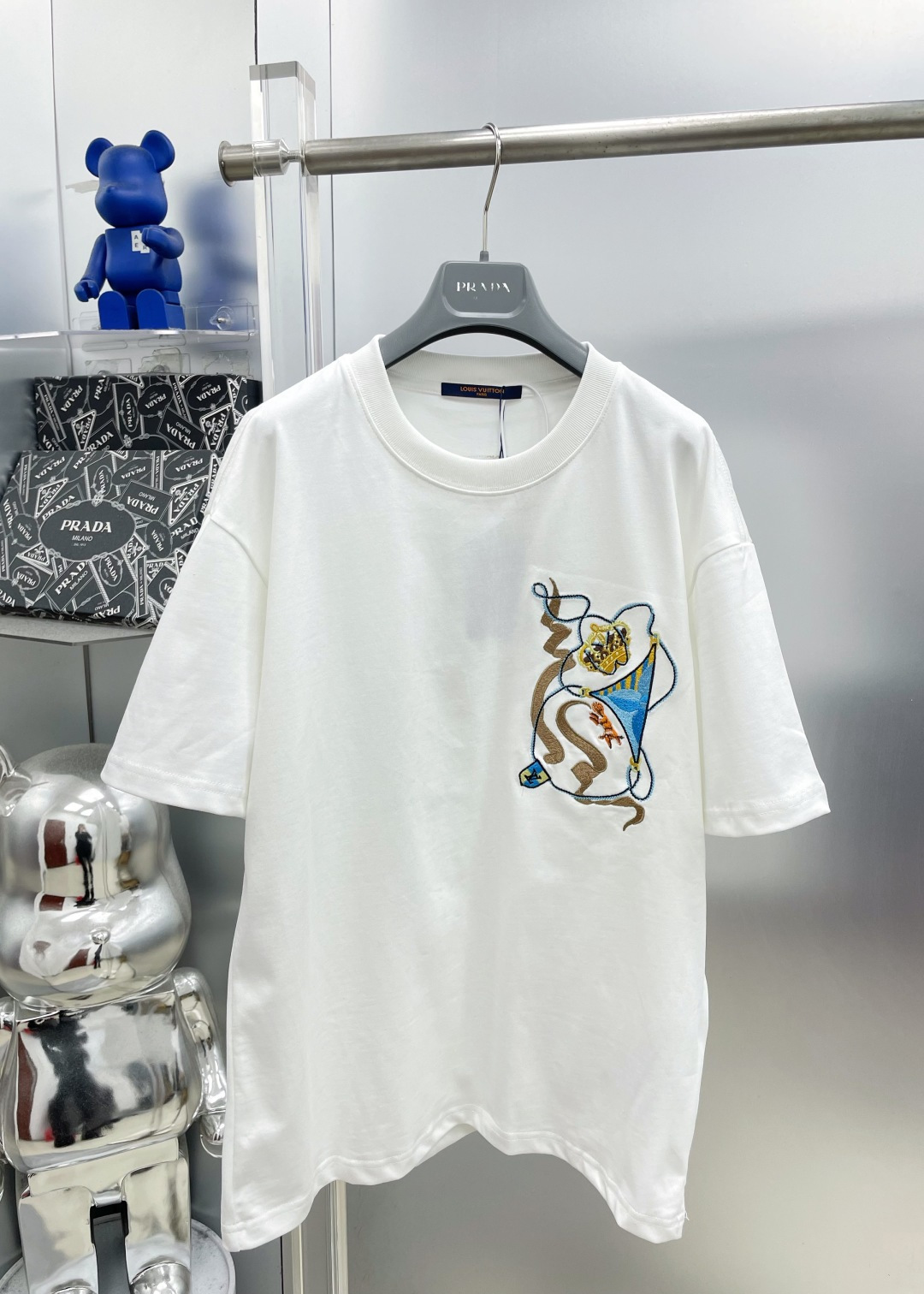 P90 1v Louis 26FW Primavera y verano Nueva corona👑Camiseta de manga corta con letras bordadas ZZL Fabricada con un mat…