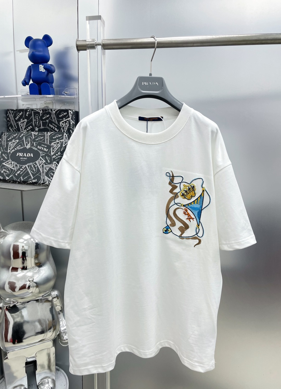 P93 1V Louis 26SS principios de primavera nuevo estilo bordado letra corona LV letra manga corta ZZL Artículo esencial …