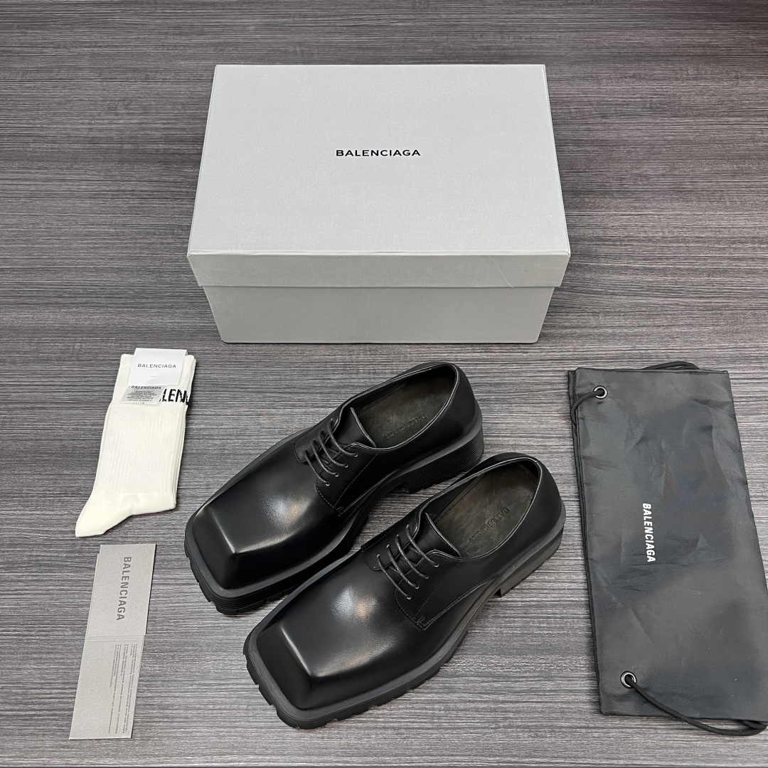 NO:422972,Pure original version of Balenciaga Trooper leather 4-hole strap upper fashionable casual shoes men's black cowhide. Balenciaga Derby shoes classic square-toe leather shoes. The fabric is made of imported cowhide. Washed cowhide inside. Unslip rubber combination sole. Size 39-46 (slim feet, one size smaller, 46 custom made without return), leather shoes, balenciaga, balenciaga, cowhide19860909纯原版本Balenciaga巴黎世家 Trooper 皮革 4孔绑带鞋面时尚 休闲鞋 男款 黑色牛皮. 巴黎世家德比鞋经典之作方头皮鞋.面料采用进口牛皮制作.内里水洗牛皮.大底防滑橡胶组合大底. 码数39-46（脚瘦拿小一码 46定做不退换）,皮鞋,balenciaga,balenciaga,cowhide,Women's Shoes