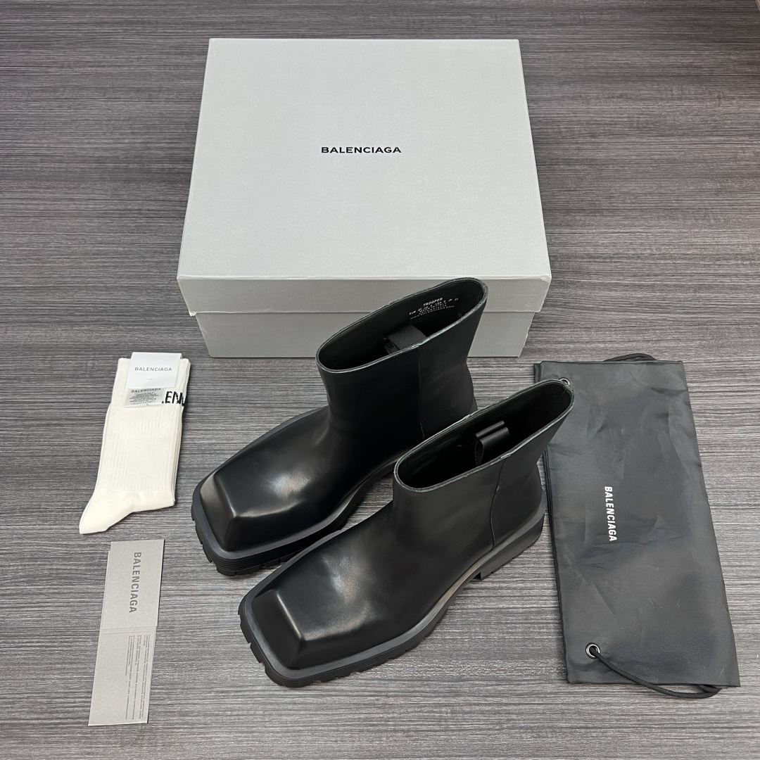 NO:423021,Pure original version of Balenciaga Trooper cowhide simple short boots for men black cowhide. Balenciaga short boots classic square toe short boots. The fabric is made of imported cowhide. Washed cowhide inside. The large sole anti-slip rubber combination large sole. Size 39-46 (slim feet, one size smaller, 46 custom made without return), boots, balenciaga, balenciaga, boots, cowhide19860909纯原版本Balenciaga巴黎世家 Trooper 牛皮简约短靴男款 黑色牛皮. 巴黎世家短靴经典之作方头短靴.面料采用进口牛皮制作.内里水洗牛皮.大底防滑橡胶组合大底. 码数39-46（脚瘦拿小一码 46定做不退换）,靴子,balenciaga,balenciaga,boots,cowhide,Women's Shoes