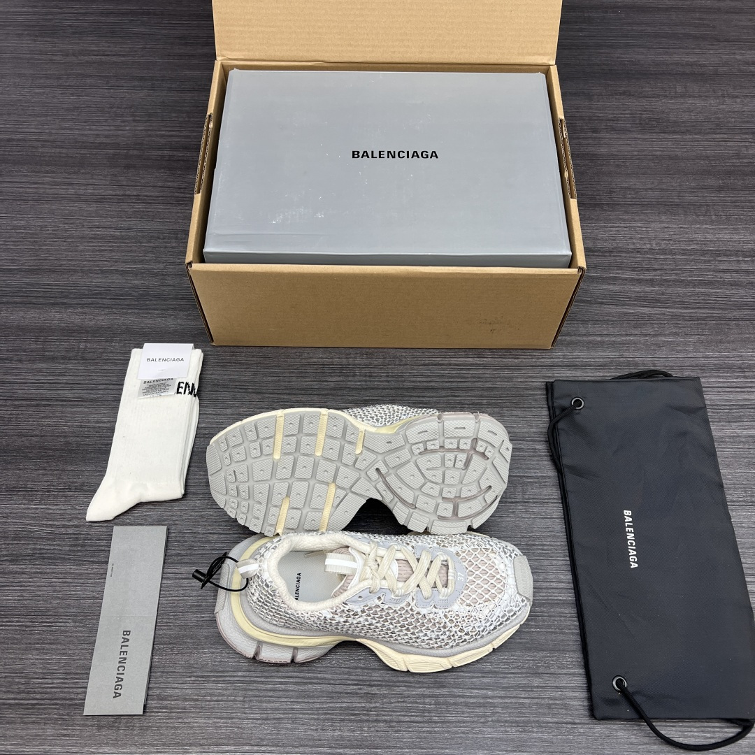 Balenciaga 纯 本Balenciaga Phantom Sneaker 3xl 新款镶钻版巴黎世家全新做旧3XL 十代米金镶钻潮流跑鞋 在延续 Track Trainer 户外轮廓和复杂鞋面结构的同时
