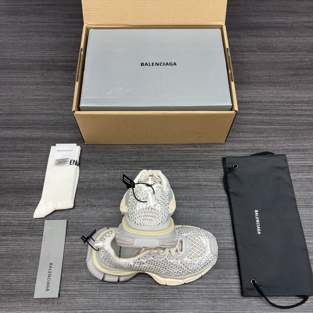 Balenciaga 纯 本Balenciaga Phantom Sneaker 3xl 新款镶钻版巴黎世家全新做旧3XL 十代米金镶钻潮流跑鞋 在延续 Track Trainer 户外轮廓和复杂鞋面结构的同时