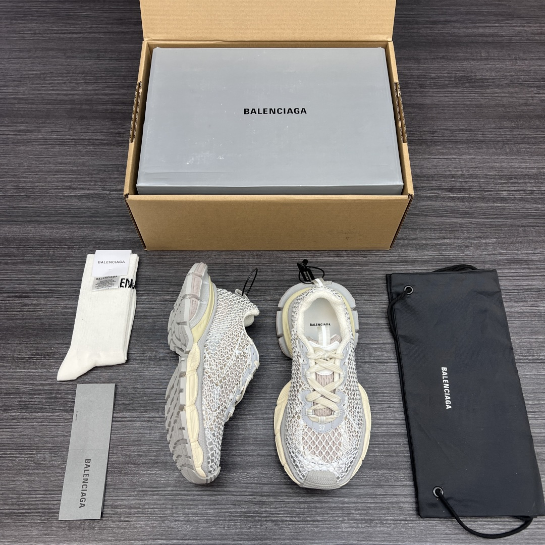 Balenciaga 纯 本Balenciaga Phantom Sneaker 3xl 新款镶钻版巴黎世家全新做旧3XL 十代米金镶钻潮流跑鞋 在延续 Track Trainer 户外轮廓和复杂鞋面结构的同时