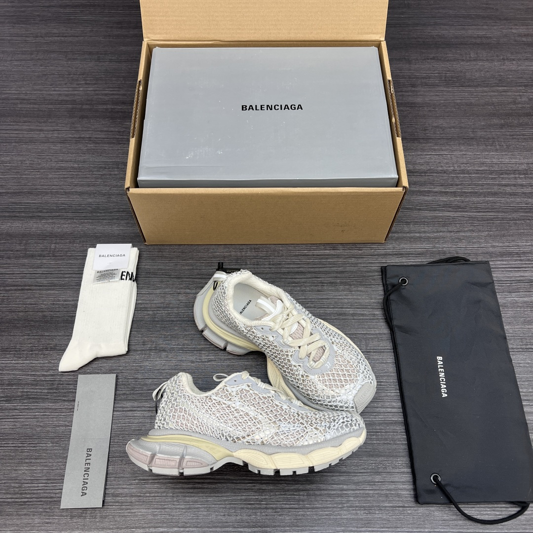 Balenciaga 纯 本Balenciaga Phantom Sneaker 3xl 新款镶钻版巴黎世家全新做旧3XL 十代米金镶钻潮流跑鞋 在延续 Track Trainer 户外轮廓和复杂鞋面结构的同时