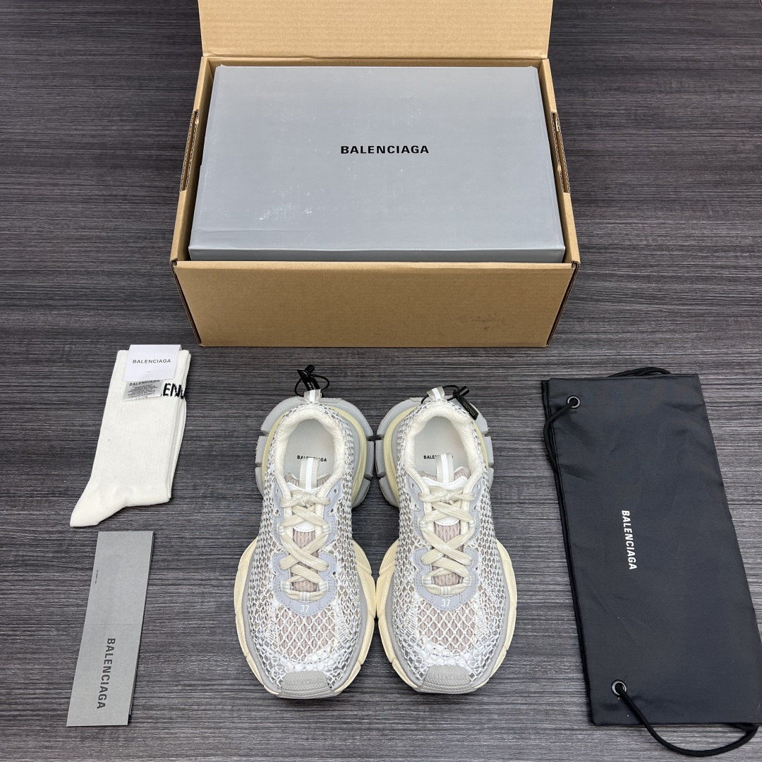 Balenciaga 纯 本Balenciaga Phantom Sneaker 3xl 新款镶钻版巴黎世家全新做旧3XL 十代米金镶钻潮流跑鞋 在延续 Track Trainer 户外轮廓和复杂鞋面结构的同时