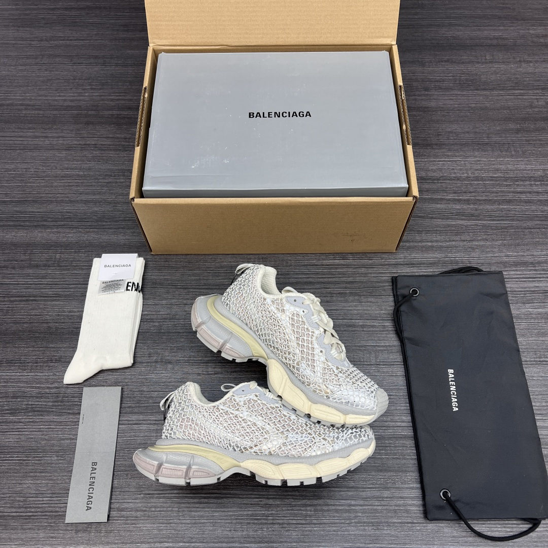 Balenciaga 纯 本Balenciaga Phantom Sneaker 3xl 新款镶钻版巴黎世家全新做旧3XL 十代米金镶钻潮流跑鞋 在延续 Track Trainer 户外轮廓和复杂鞋面结构的同时