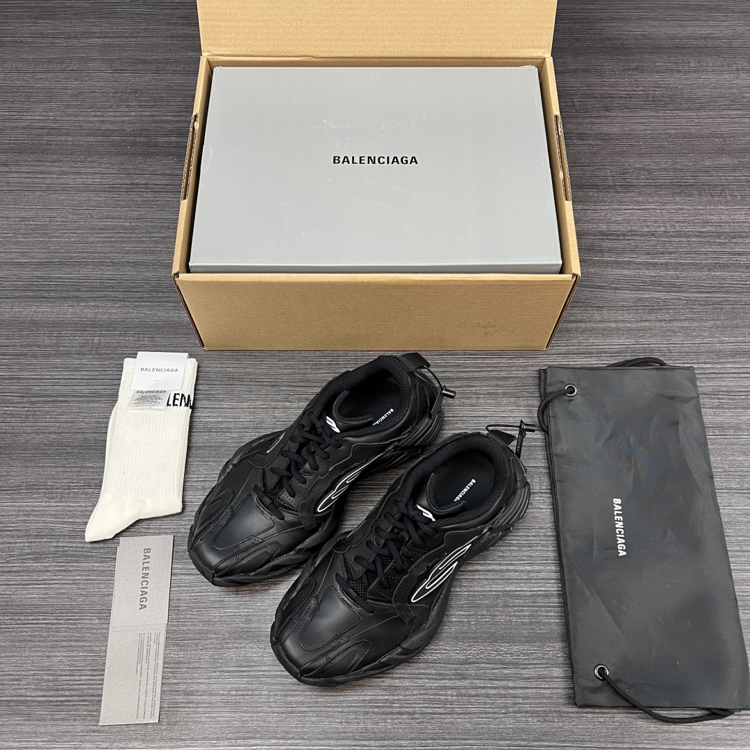 NO:229077,Pure original version of Balenciaga Balenciaga 16th generation hiking sneakers. Continuing the trend of running shoes, the old dad shoes, the body is made of polyester, nylon, TPU and polyurethane, and it is taken to the next level from the appearance and comfort and lightness. The heel is decorated with a webbing crotch, the outsole and the back are decorated with Balenciaga logo, the upper is decorated with unity sports icon art works, the tongue is decorated with 3B sports icon art works, and the fabric inner footbed is padded. Packaging: Full set of Dewu accessories reinforced aircraft box packaging Size: 35-46 (a size larger, wear 42 shots and 41), casual shoes/sports, balenciaga, balenciaga, sneakers19860909纯原版本Balenciaga 巴黎世家十六代徒步运动鞋. 延续潮流跑鞋做旧老爹鞋,鞋身由聚酯纤维、尼龙、 TPU 和聚氨酯制成,不管是从外观还是舒适轻盈度都更上一个台阶,后跟饰有织带拉裆,外底和后部饰以 Balenciaga 标识,鞋面饰以 unity sports icon 艺术作品,鞋舌饰以3B sports icon 艺术作品,织物内里垫脚. 包装:全套得物配件加固飞机盒包装 码数:35-46码(偏大一码 穿42拍41),休闲鞋/运动鞋,balenciaga,balenciaga,sneakers,Women's Shoes