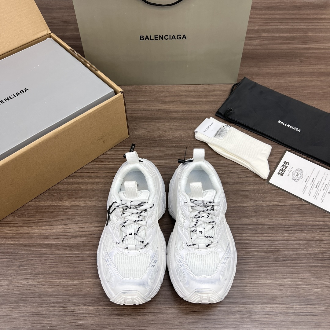 NO:256978,The top version of Balenciaga 6XL round-toe tie, dad shoes white. Heavy-industrial. All accessories are made into genuine cut pieces through customization. Correct fonts are embroidered. The thickness, position and size are correct. The side TPU breathable holes match the original version. TPU soft bottom. The original version is consistent. 