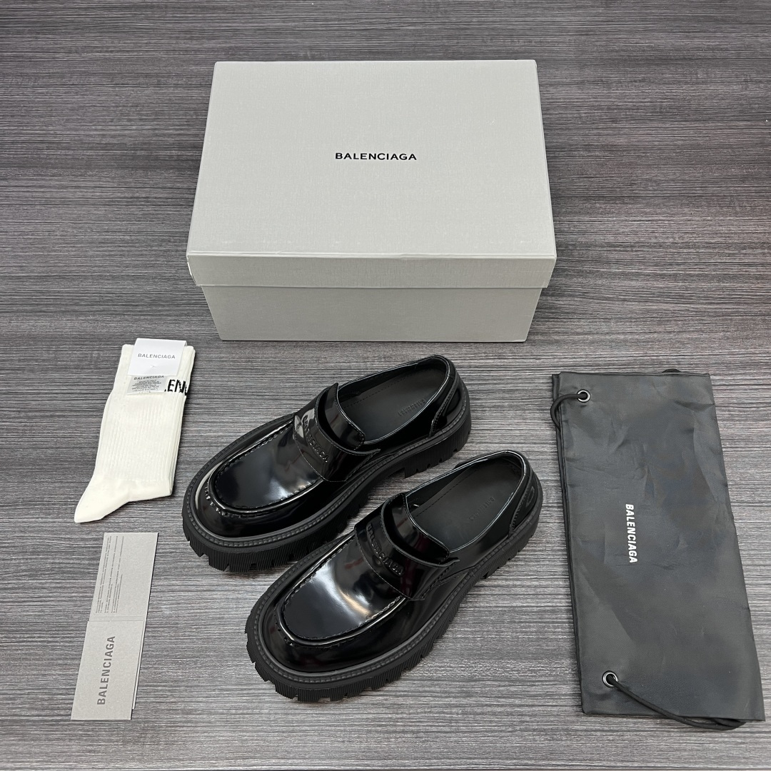 NO:422983,Pure original version of Balenciaga Tractor cowhide leather, fashionable round toe loafers, men's black. Balenciaga Derby shoes and leather shoes. The fabric is made of imported beaded cowhide. Washed cowhide inside. Unslip rubber combination sole. Size 39-46 (slim feet, one size smaller, 46 custom made without return), leather shoes, balenciaga, balenciaga, loafers, cowhide19860909纯原版本Balenciaga巴黎世家 Tractor 牛皮革 时尚圆头 乐福鞋 男款 黑色. 巴黎世家德比鞋皮鞋.面料采用进口开边珠牛皮制作.内里水洗牛皮.大底防滑橡胶组合大底. 码数39-46（脚瘦拿小一码 46定做不退换）,皮鞋,balenciaga,balenciaga,loafers,cowhide,Women's Shoes