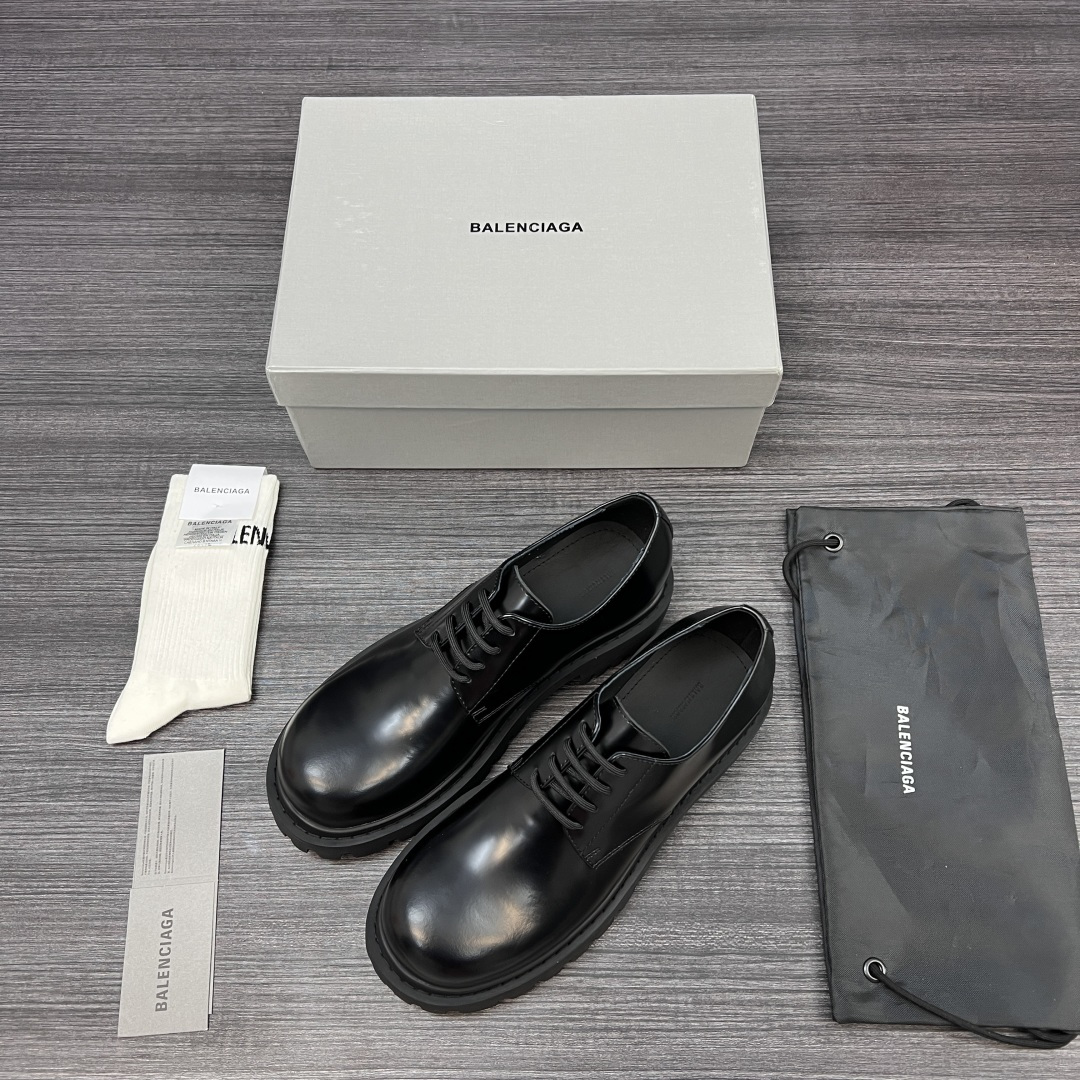 NO:422994,Pure original version of Balenciaga Sergent leather calfskin men's leather shoes black. Balenciaga Derby shoes and leather shoes. The fabric is made of imported open-edged beaded cowhide. Washed cowhide. The outer sole is anti-slip rubber combination sole. Size 39-46 (slim feet, one size smaller, 46 custom made without return or exchange), leather shoes, balenciaga, balenciaga, cowhide19860909纯原版本Balenciaga巴黎世家 Sergent 皮革 小牛皮 男士皮鞋黑色. 巴黎世家德比鞋皮鞋.面料采用进口开边珠牛皮制作.内里水洗牛皮.大底防滑橡胶组合大底. 码数39-46（脚瘦拿小一码 46定做不退换）,皮鞋,balenciaga,balenciaga,cowhide,Women's Shoes