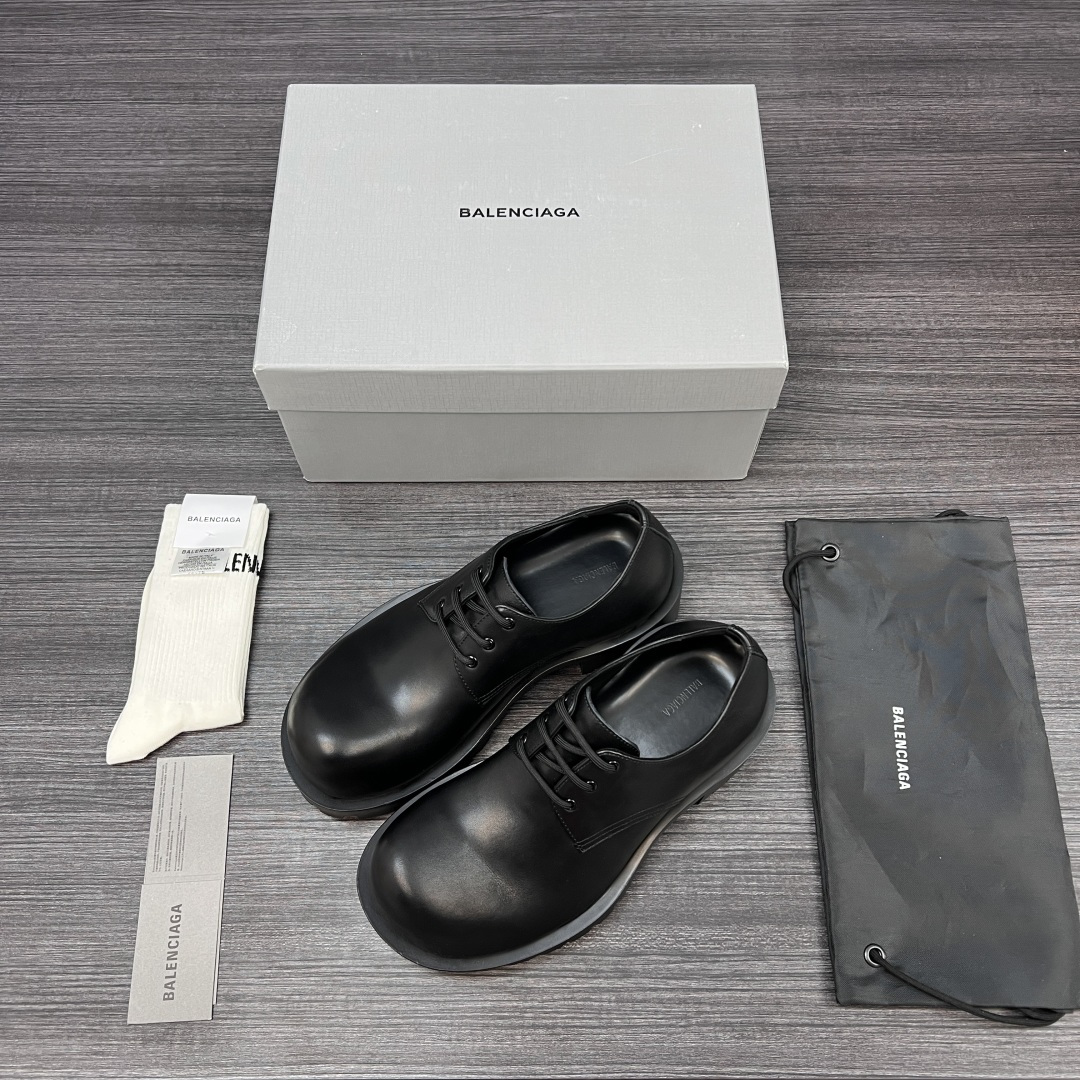 NO:423003,Pure original version of Balenciaga Hummer calfskin round-toe lace-up casual shoes men's black. Balenciaga Derby shoes leather shoes. The fabric is made of imported cowhide. Washed cowhide. The outer sole is not slippery and rubber combination. Size 39-46 (slim feet, one size smaller, 46 custom made without return), leather shoes, balenciaga, balenciaga, cowhide19860909纯原版本Balenciaga巴黎世家 Hummer 小牛皮 圆头系带 休闲鞋 男款 黑色. 巴黎世家德比鞋皮鞋.面料采用进口牛皮制作.内里水洗牛皮.大底防滑橡胶组合大底. 码数39-46（脚瘦拿小一码 46定做不退换）,皮鞋,balenciaga,balenciaga,cowhide,Women's Shoes