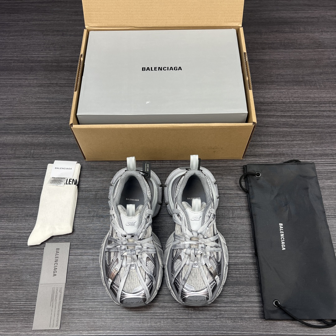 Balenciaga 纯 本Balenciaga巴黎世家 3XL扣式绑带 圆头系带 低帮 老爹鞋 银灰 在延续 Track Trainer 户外轮廓和复杂鞋面结构的同时