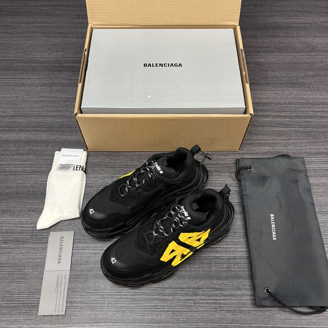 NO:229020,Pure original Balenciaga Triple S Tape Type Round-toe lace-up black glue sticker First-generation Balenciaga Original replica Unlimited restoration of ZP correct font thickness, position, size, and correct side breathable holes. The correct last makes the shoes not lose their feet when worn, and the wrapping is very comfortable. Pay attention to the distinction: mark one shoe with one size for each shoe!  Upper: imported top layer cowhide, ZP uniform yarn mesh. Outsole: It is made of eight-layer combination sole, TPU foam soft sole, original consistent 