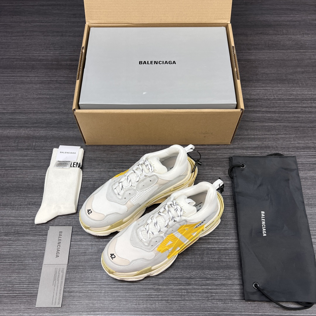 NO:228967,Pure original Balenciaga Triple S Tape Type Round-toe lace-up white glue sticker First-generation Balenciaga Original replica Unlimited restoration of ZP correct font thickness, position, size, and correct side breathable holes. The correct last makes the shoes not lose their feet when worn, and the wrapping is very comfortable. Pay attention to the distinction: mark one shoe with one size for each shoe!  Upper: imported top layer cowhide, ZP uniform yarn mesh. Outsole: It is made of eight-layer combination sole, TPU foam soft sole, original consistent 