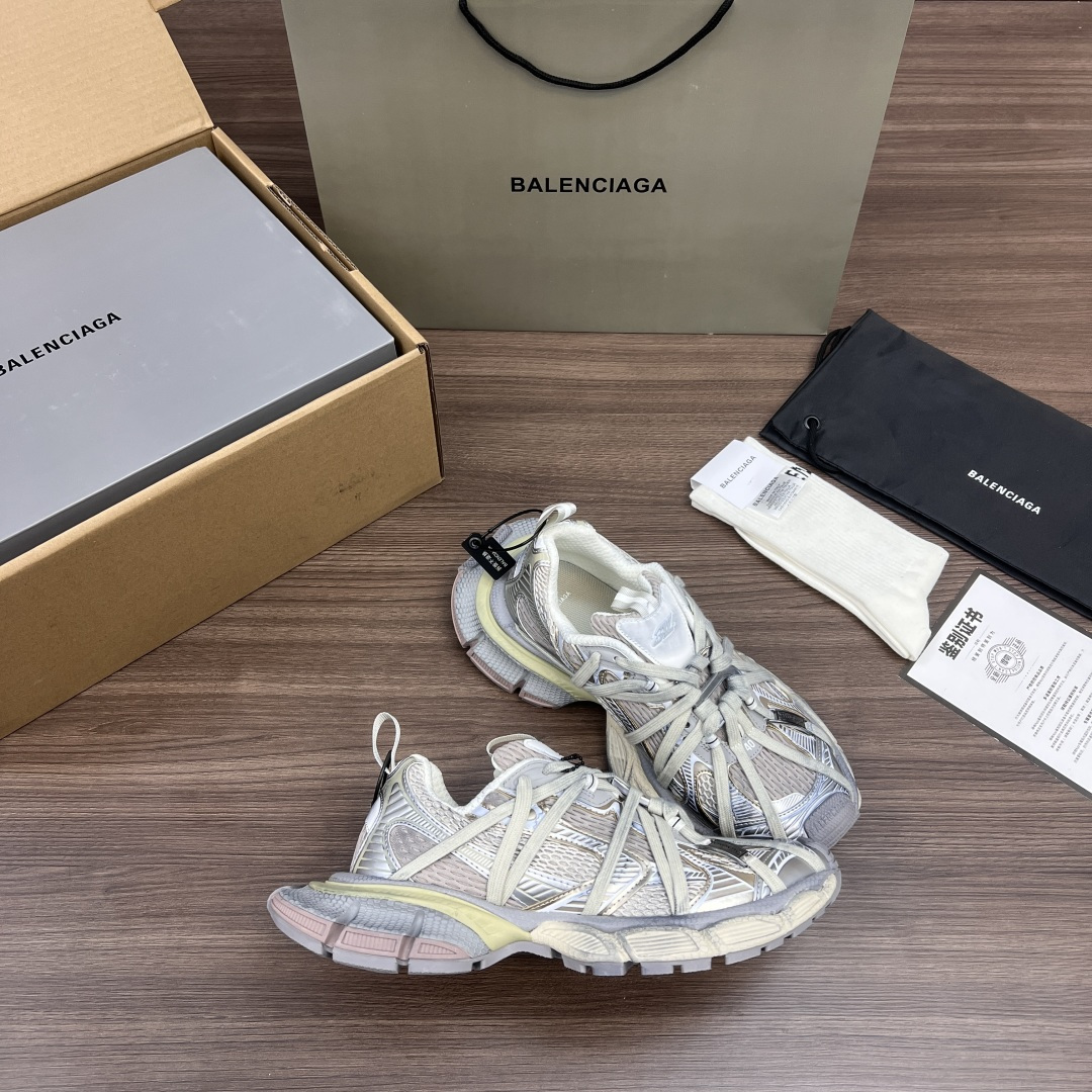 Balenciaga Balenciaga巴黎世家 3XL扣式绑带 圆头系带 低帮 老爹鞋 米金色 在延续 Track Trainer 户外轮廓和复杂鞋面结构的同时