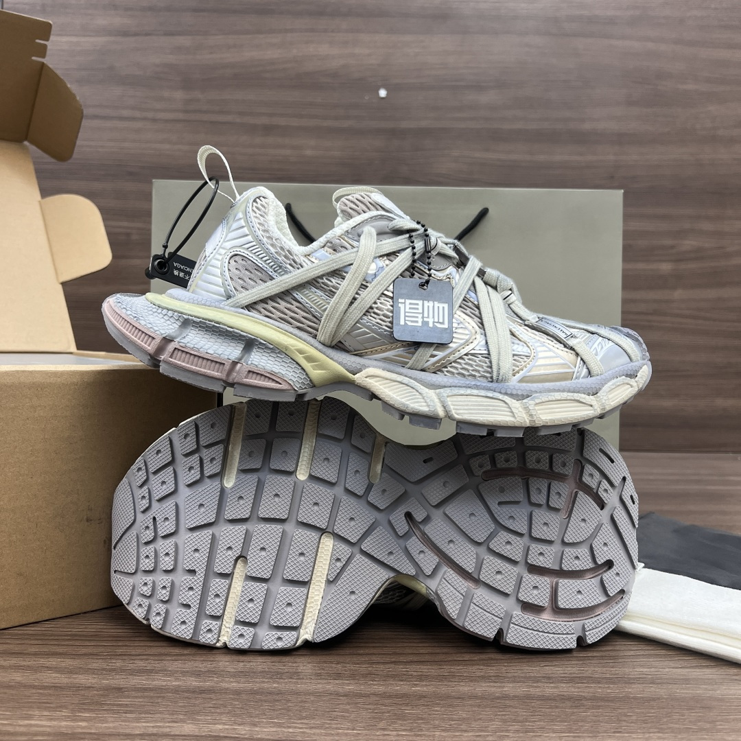 Balenciaga Balenciaga巴黎世家 3XL扣式绑带 圆头系带 低帮 老爹鞋 米金色 在延续 Track Trainer 户外轮廓和复杂鞋面结构的同时
