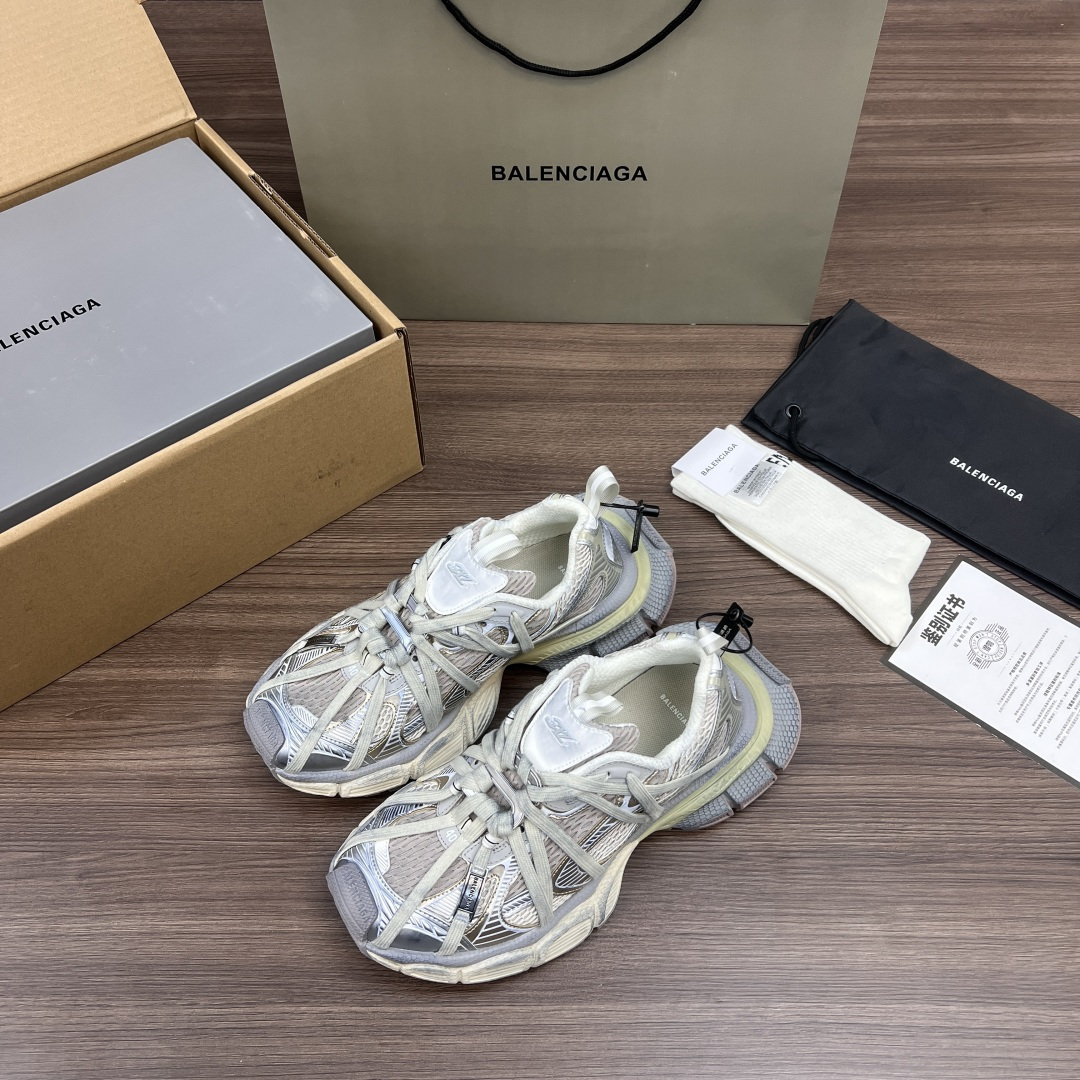 Balenciaga Balenciaga巴黎世家 3XL扣式绑带 圆头系带 低帮 老爹鞋 米金色 在延续 Track Trainer 户外轮廓和复杂鞋面结构的同时