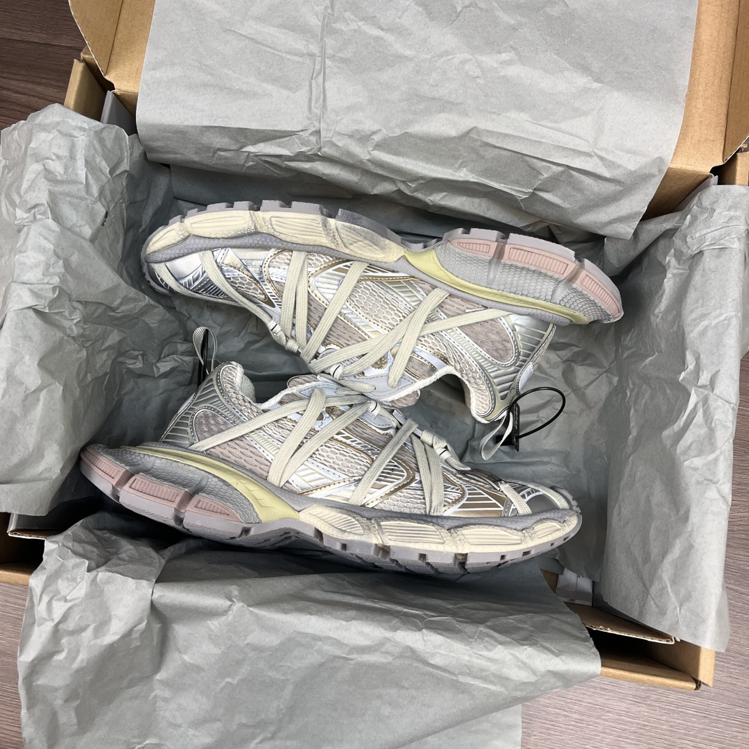 Balenciaga Balenciaga巴黎世家 3XL扣式绑带 圆头系带 低帮 老爹鞋 米金色 在延续 Track Trainer 户外轮廓和复杂鞋面结构的同时