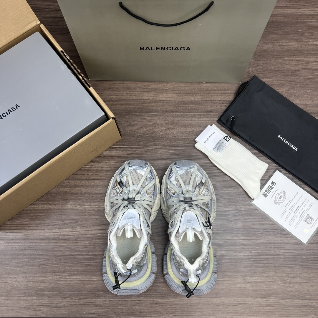 Balenciaga Balenciaga巴黎世家 3XL扣式绑带 圆头系带 低帮 老爹鞋 米金色 在延续 Track Trainer 户外轮廓和复杂鞋面结构的同时