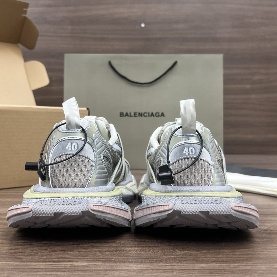 Balenciaga Balenciaga巴黎世家 3XL扣式绑带 圆头系带 低帮 老爹鞋 米金色 在延续 Track Trainer 户外轮廓和复杂鞋面结构的同时