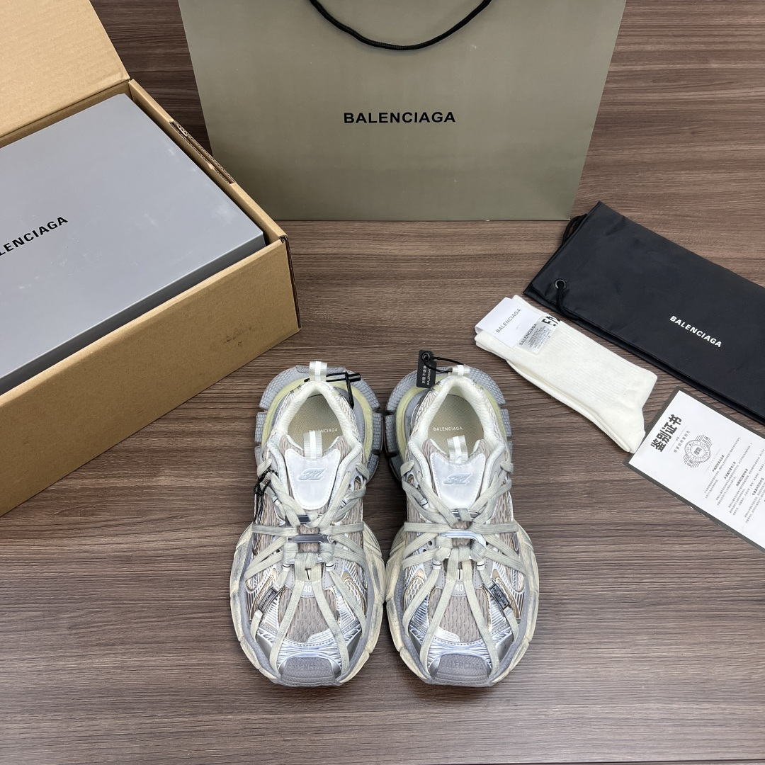 NO:408608,The top version of Balenciaga 3XL buckle straps, round toe laces, low top, dad shoes, beige gold. While continuing the outdoor contour and complex upper structure of the Track Trainer, the new version adds transparent strap parts to the heel position, making the whole shoe look more retro. Packaging full set of Dewu accessories reinforce the aircraft box packaging!  Number of codes: 35-46 codes!  , daddy shoes, balenciaga, balenciaga19860909顶级版本Balenciaga巴黎世家 3XL扣式绑带 圆头系带 低帮 老爹鞋 米金色 在延续 Track Trainer 户外轮廓和复杂鞋面结构的同时,新版本在后跟位置增加了透明带的部件,整鞋看起来更加复古. 包装全套得物配件加固飞机盒包装！ 码数:35-46码！,老爹鞋,balenciaga,balenciaga,Women's Shoes