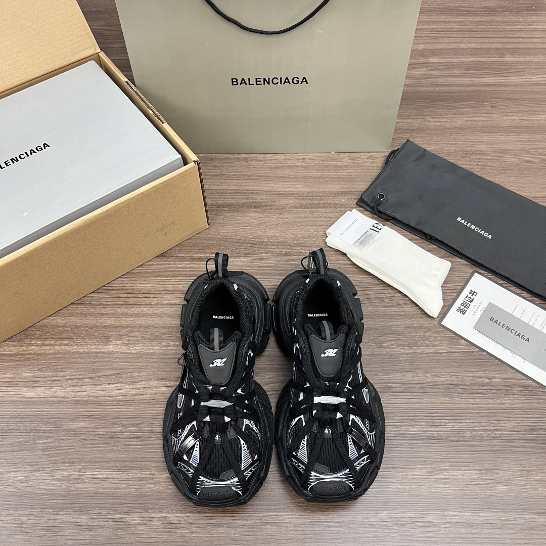 NO:408614,The top version of Balenciaga 3XL buckle straps, round toe laces, low tops, dad shoes, black and white. While continuing the outdoor contour and complex upper structure of the Track Trainer, the new version adds transparent strap parts to the heel position, making the whole shoe look more retro. Packaging full set of Dewu accessories reinforce the aircraft box packaging!  Number of codes: 35-46 codes!  , daddy shoes, balenciaga, balenciaga19860909顶级版本Balenciaga巴黎世家 3XL扣式绑带 圆头系带 低帮 老爹鞋 黑白色 在延续 Track Trainer 户外轮廓和复杂鞋面结构的同时,新版本在后跟位置增加了透明带的部件,整鞋看起来更加复古. 包装全套得物配件加固飞机盒包装！ 码数:35-46码！,老爹鞋,balenciaga,balenciaga,Women's Shoes
