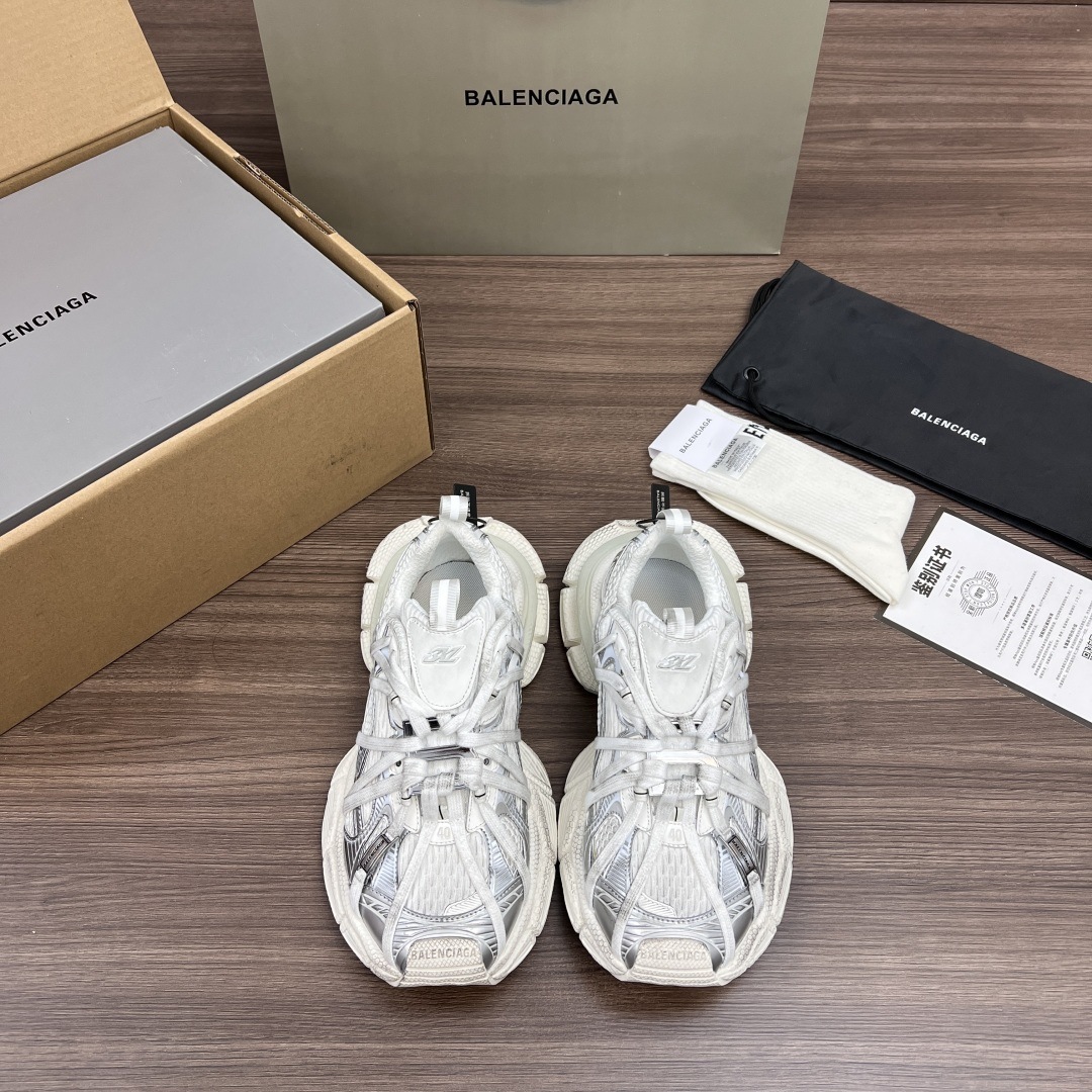 NO:408617,The top version of Balenciaga 3XL buckle straps, round toe laces, low top, dad shoes, silver. While continuing the outdoor contour and complex upper structure of the Track Trainer, the new version adds transparent strap parts to the heel position, making the whole shoe look more retro. Packaging full set of Dewu accessories reinforce the aircraft box packaging!  Number of codes: 35-46 codes!  , dad shoes, balenciaga, balenciaga19860909顶级版本Balenciaga巴黎世家 3XL扣式绑带 圆头系带 低帮 老爹鞋 白银色 在延续 Track Trainer 户外轮廓和复杂鞋面结构的同时,新版本在后跟位置增加了透明带的部件,整鞋看起来更加复古. 包装全套得物配件加固飞机盒包装！ 码数:35-46码！,老爹鞋,balenciaga,balenciaga,Women's Shoes