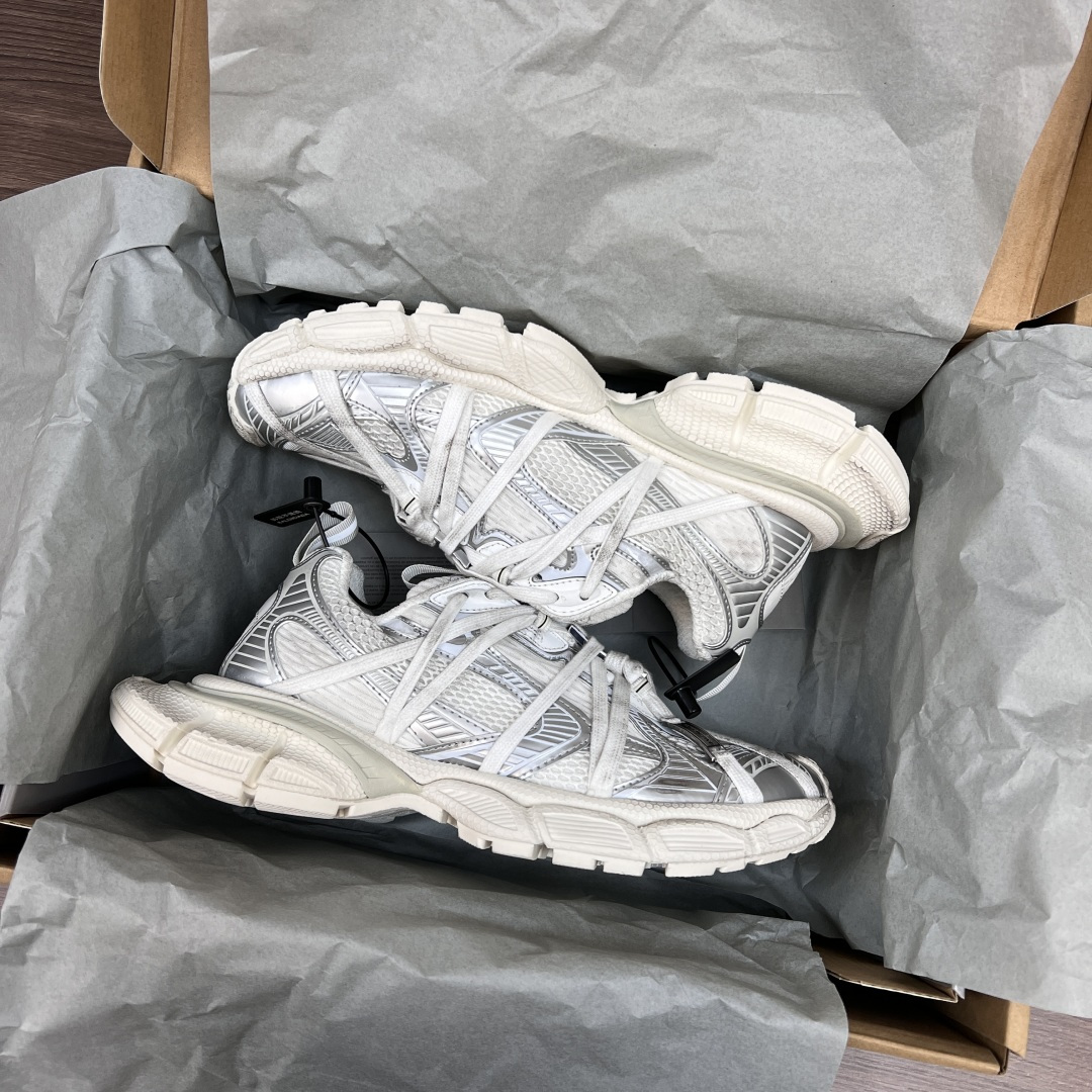 Balenciaga Balenciaga巴黎世家 3XL扣式绑带 圆头系带 低帮 老爹鞋 白银色 在延续 Track Trainer 户外轮廓和复杂鞋面结构的同时